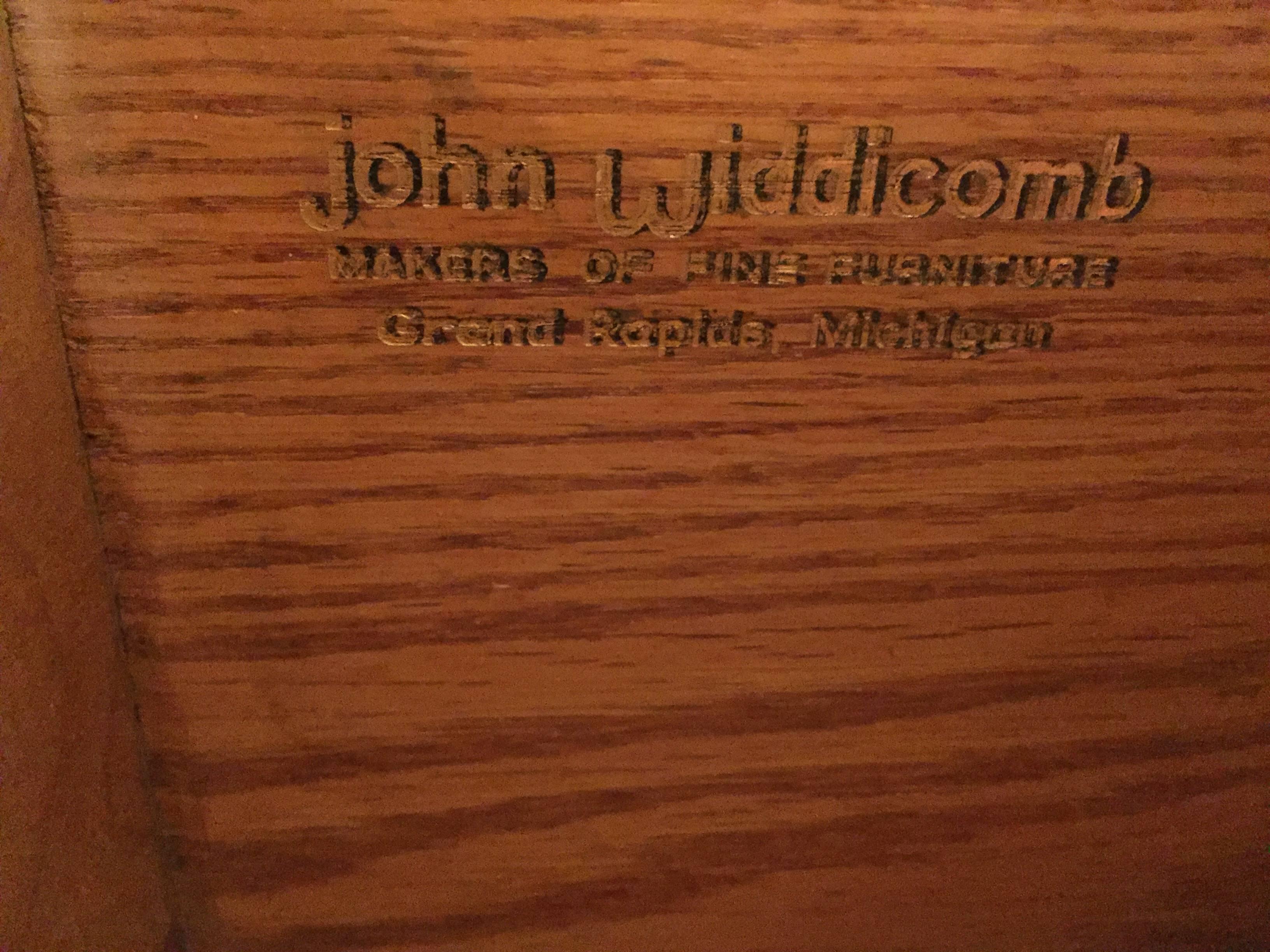 XX secolo Coppia di cassettoni o commodes con piano in marmo dipinto di John Widdicomb in vendita
