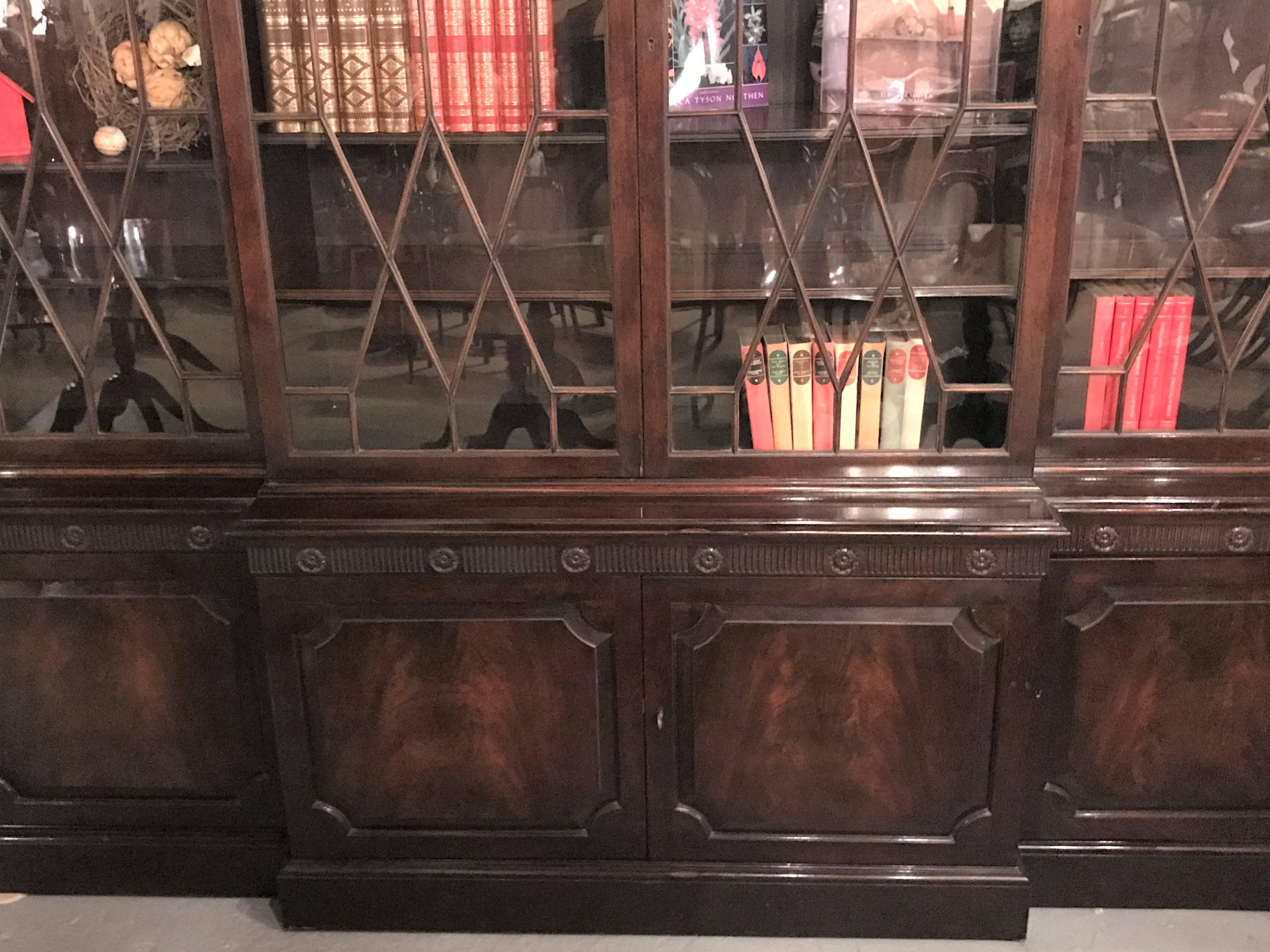 Georgian Style Baker Furniture Company Breakfront Bookcase Cupboard In Good Condition In Stamford, CT