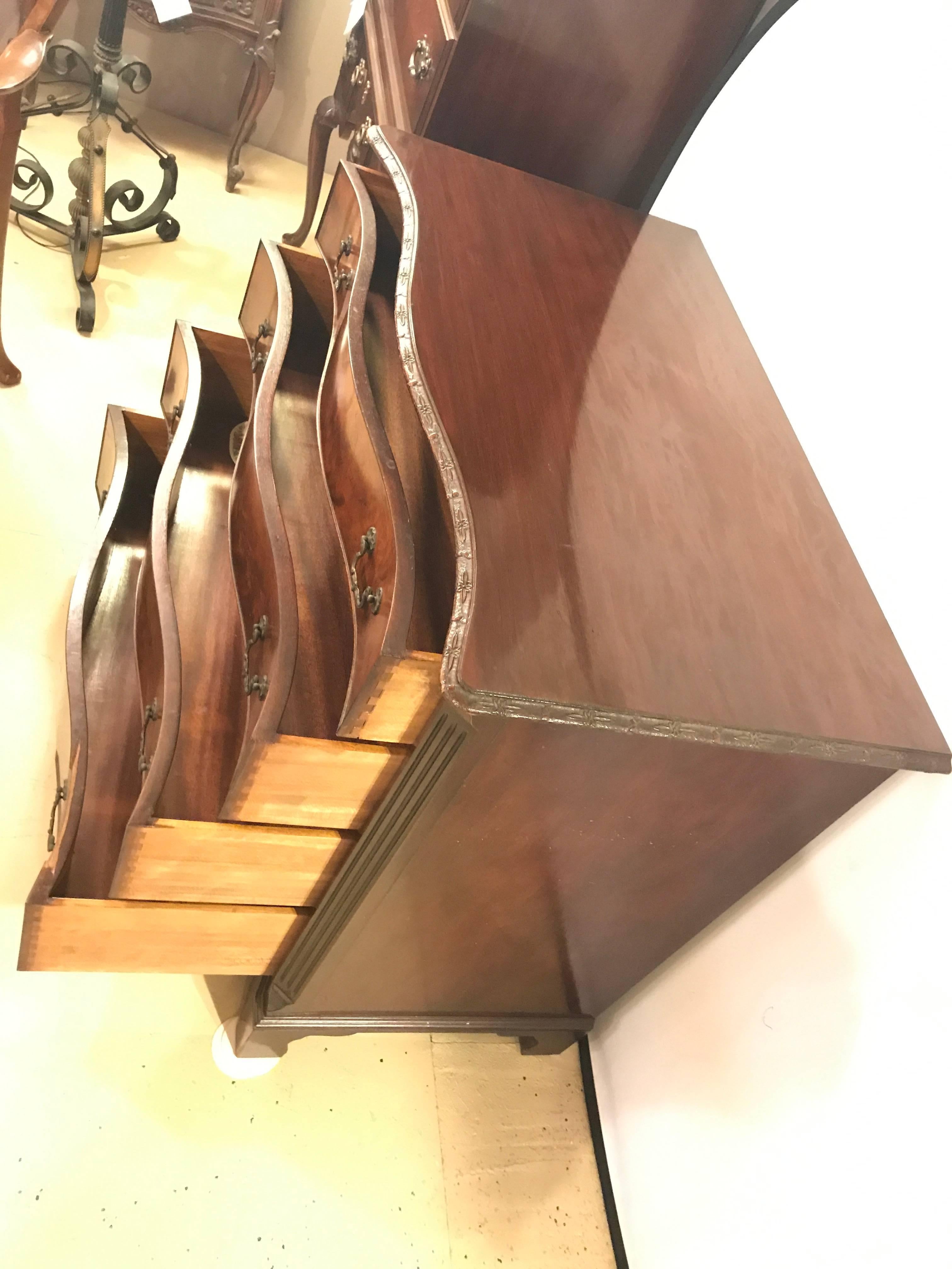 Flame Mahogany Four Graduating Drawer Georgian Style Chest or Commode In Good Condition In Manhasset, NY