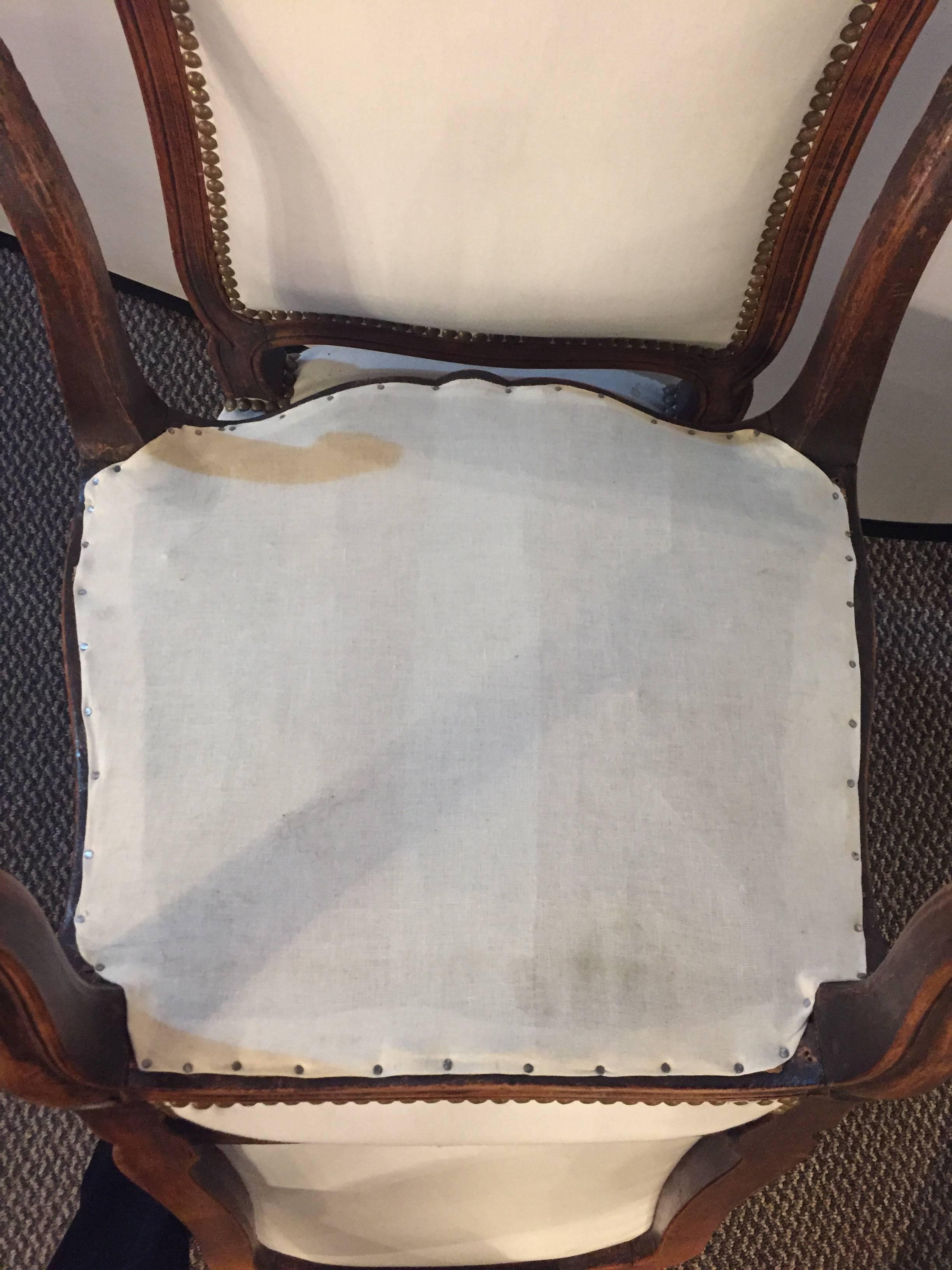 20ième siècle Paire de chaises de boudoir/de repos ou d'appoint de style Louis XV attribuées à la Maison Jansen en vente