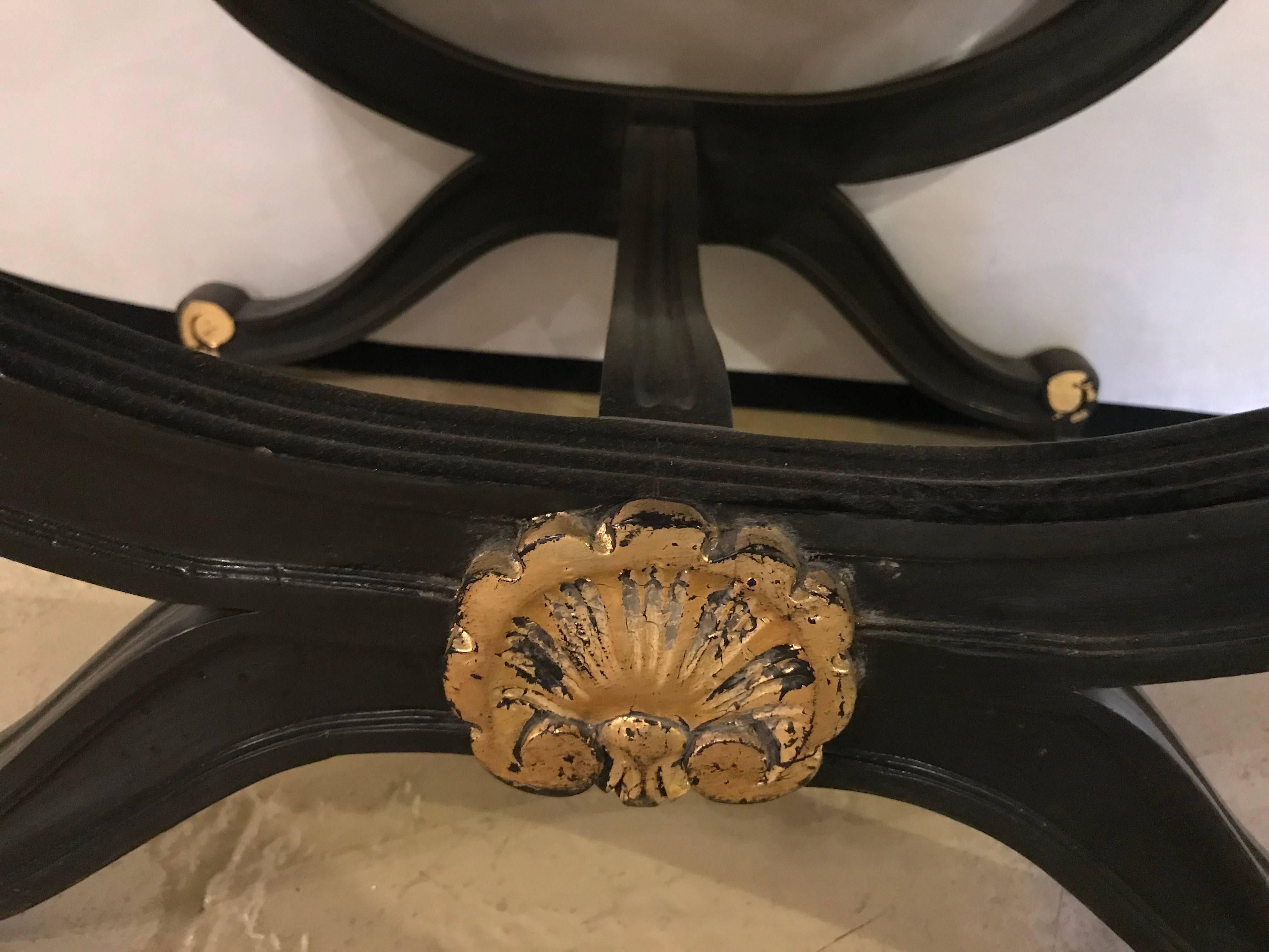 Banc en forme de X sculpté de style Hollywood Regency avec base décorée de coquillages en vente 1