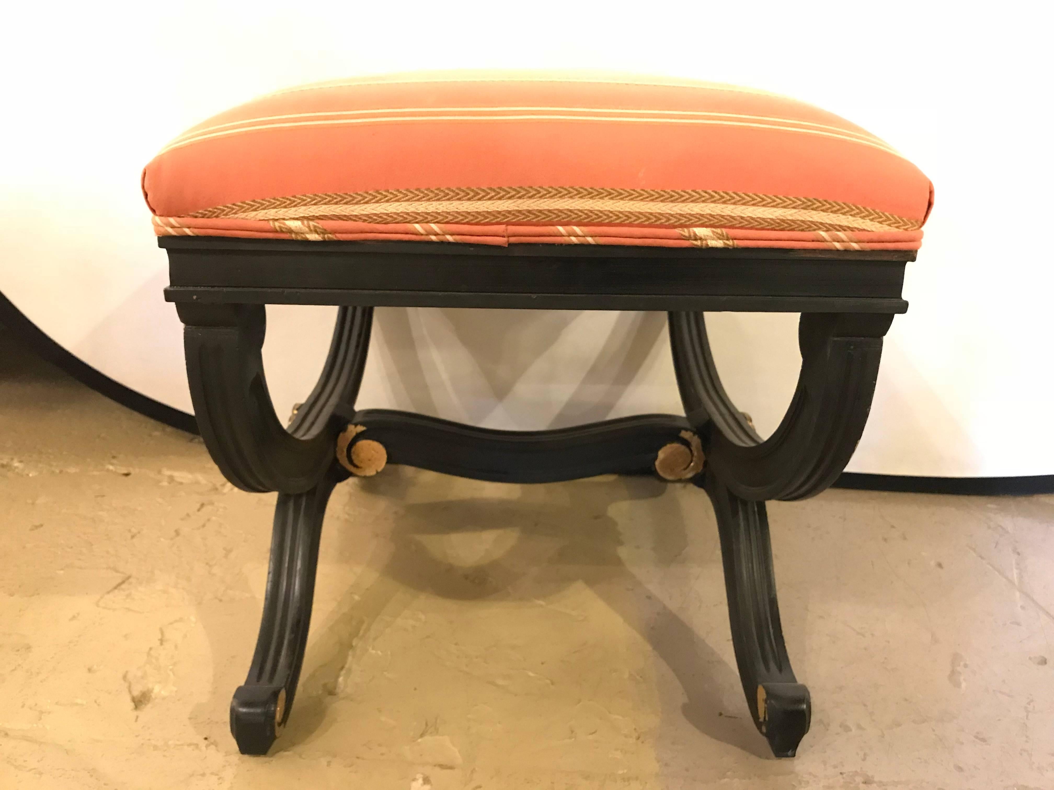 Banc en forme de X sculpté de style Hollywood Regency avec base décorée de coquillages en vente 2