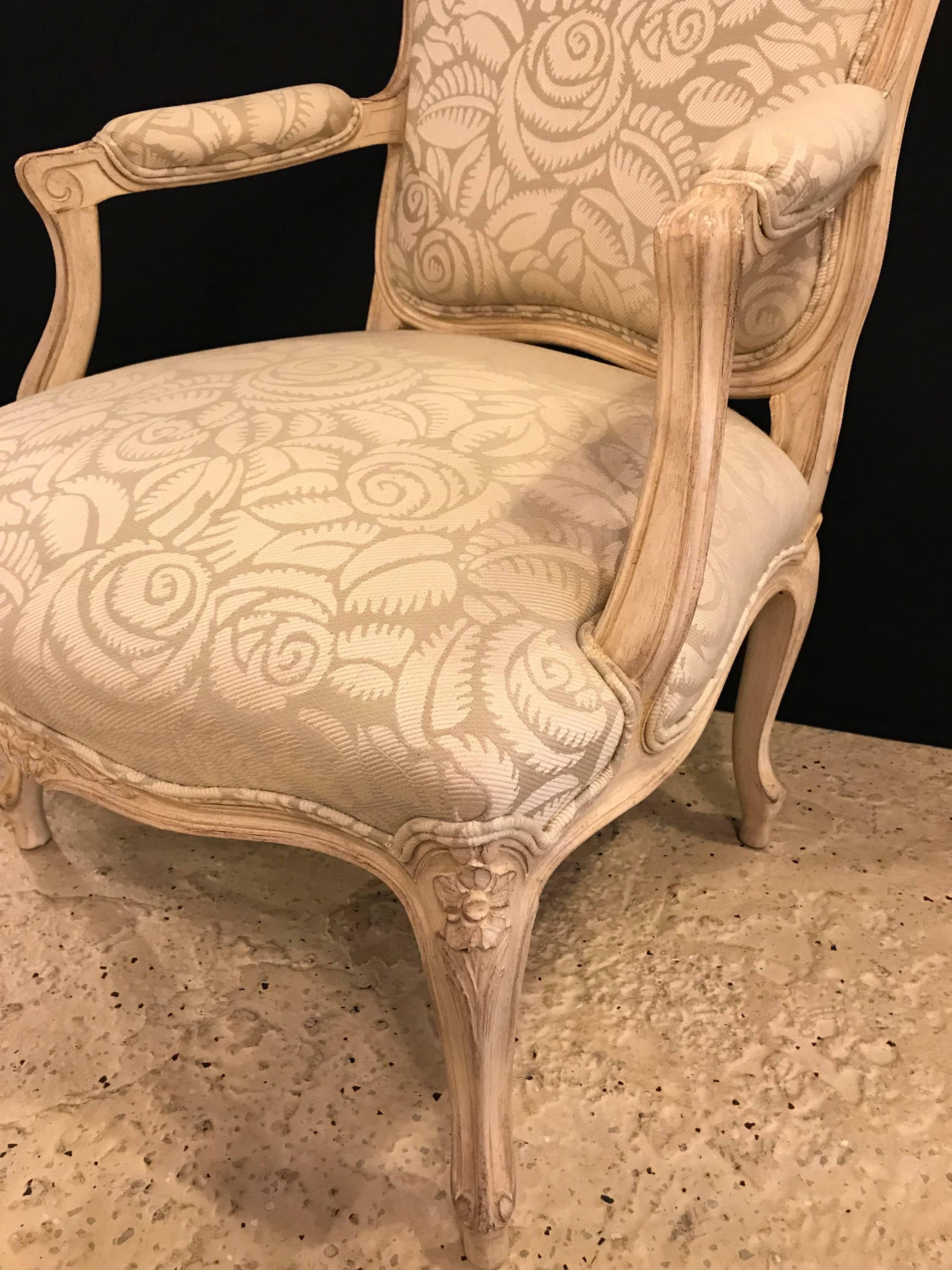 Paire de fauteuils Bergère de style Louis XV Bon état - En vente à Stamford, CT