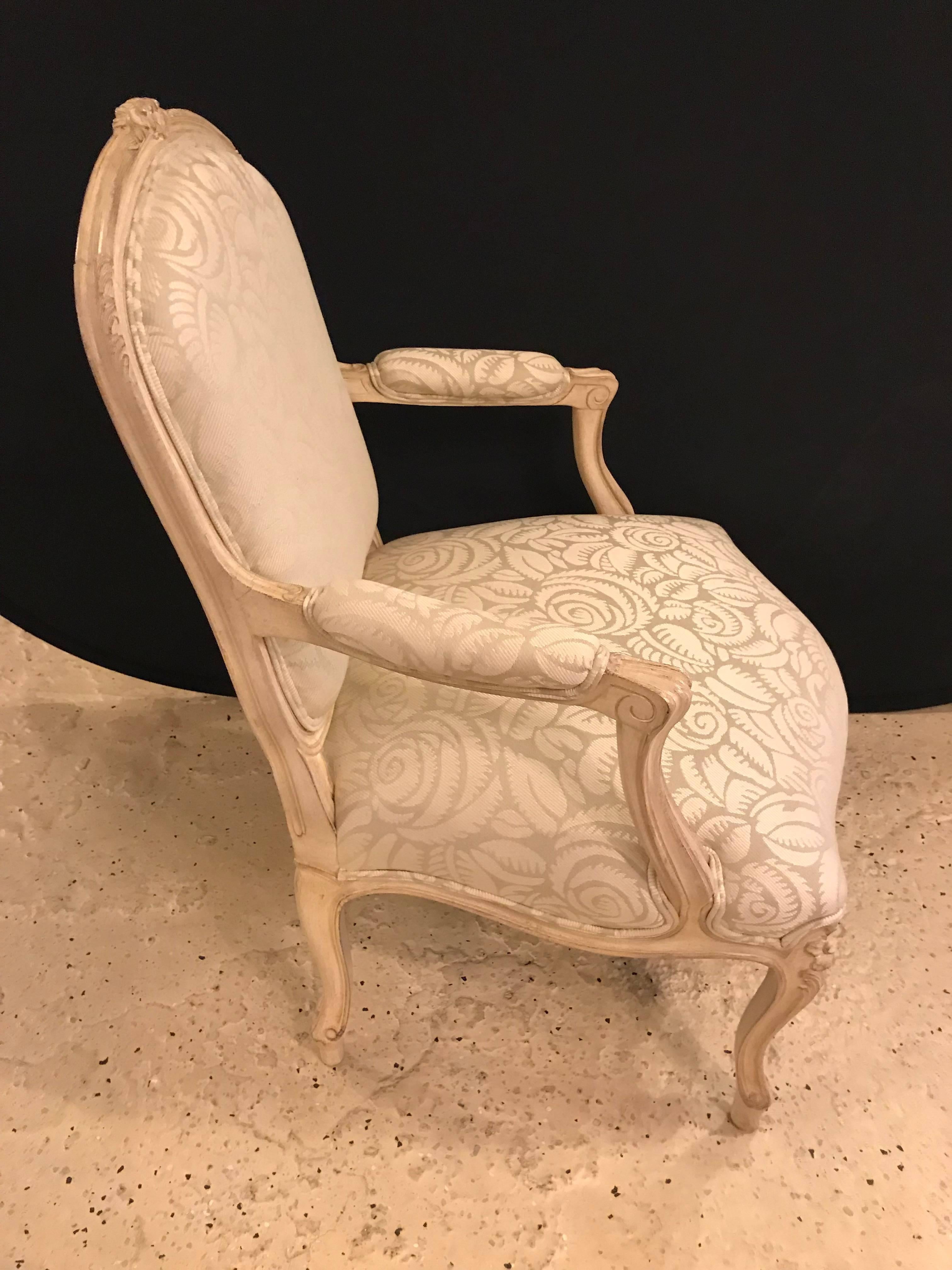 Paire de fauteuils Bergère de style Louis XV en vente 5