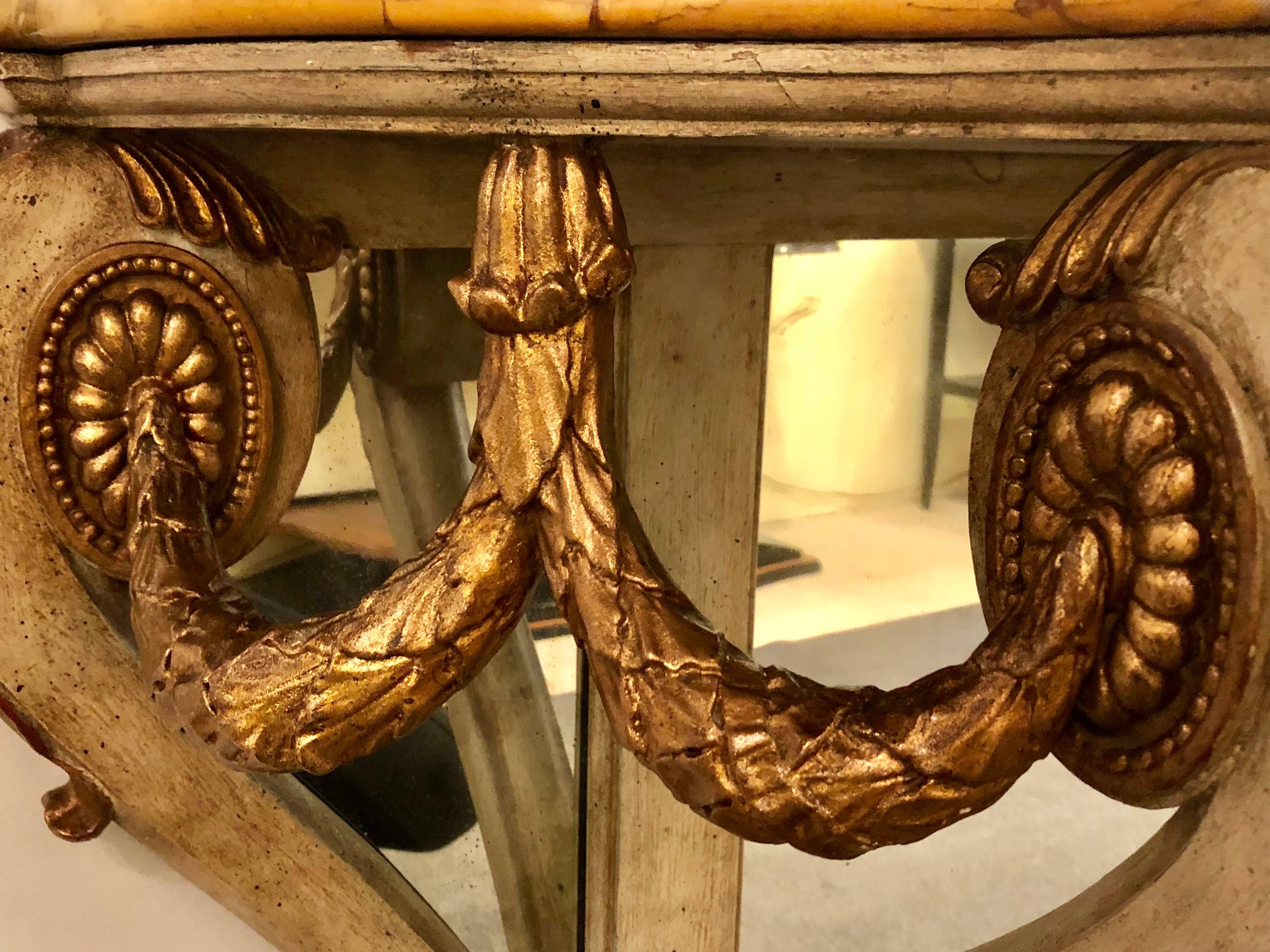 Neoklassischer Tisch mit Marmorplatte und Bogenschleife, verspiegelte Rückseite, vergoldete Delphin-Akzente im Zustand „Gut“ im Angebot in Stamford, CT