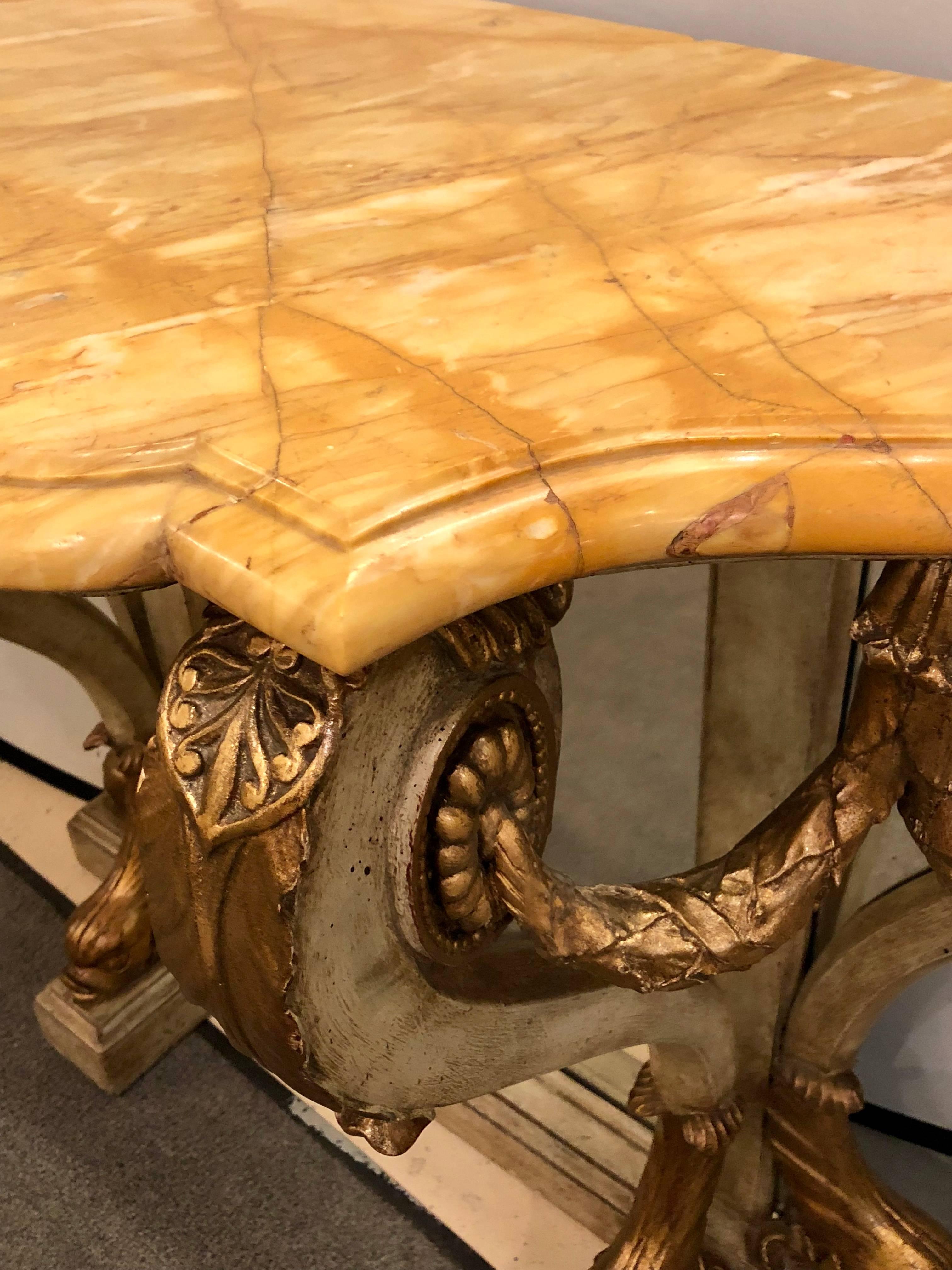 Neoklassischer Tisch mit Marmorplatte und Bogenschleife, verspiegelte Rückseite, vergoldete Delphin-Akzente im Angebot 3
