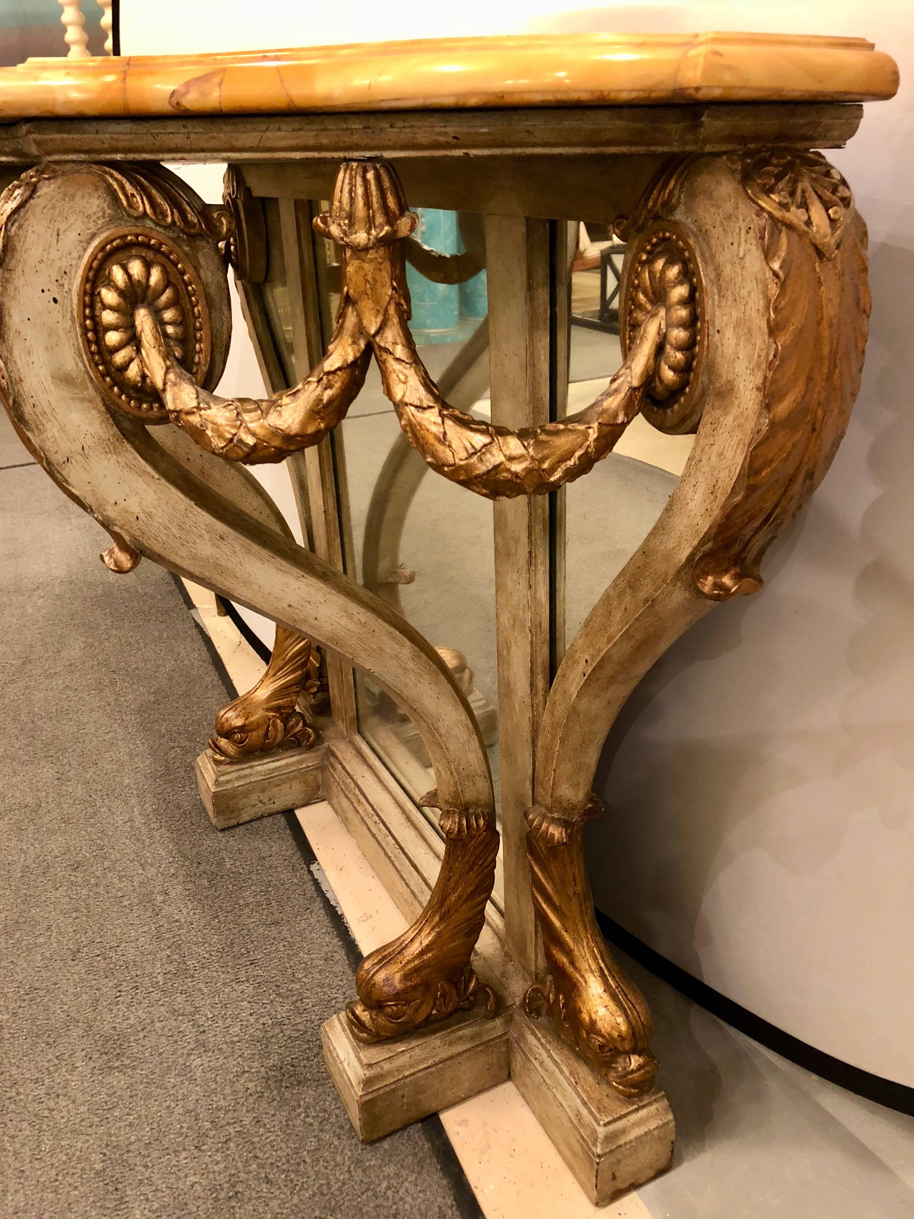 Neoklassischer Tisch mit Marmorplatte und Bogenschleife, verspiegelte Rückseite, vergoldete Delphin-Akzente im Angebot 4