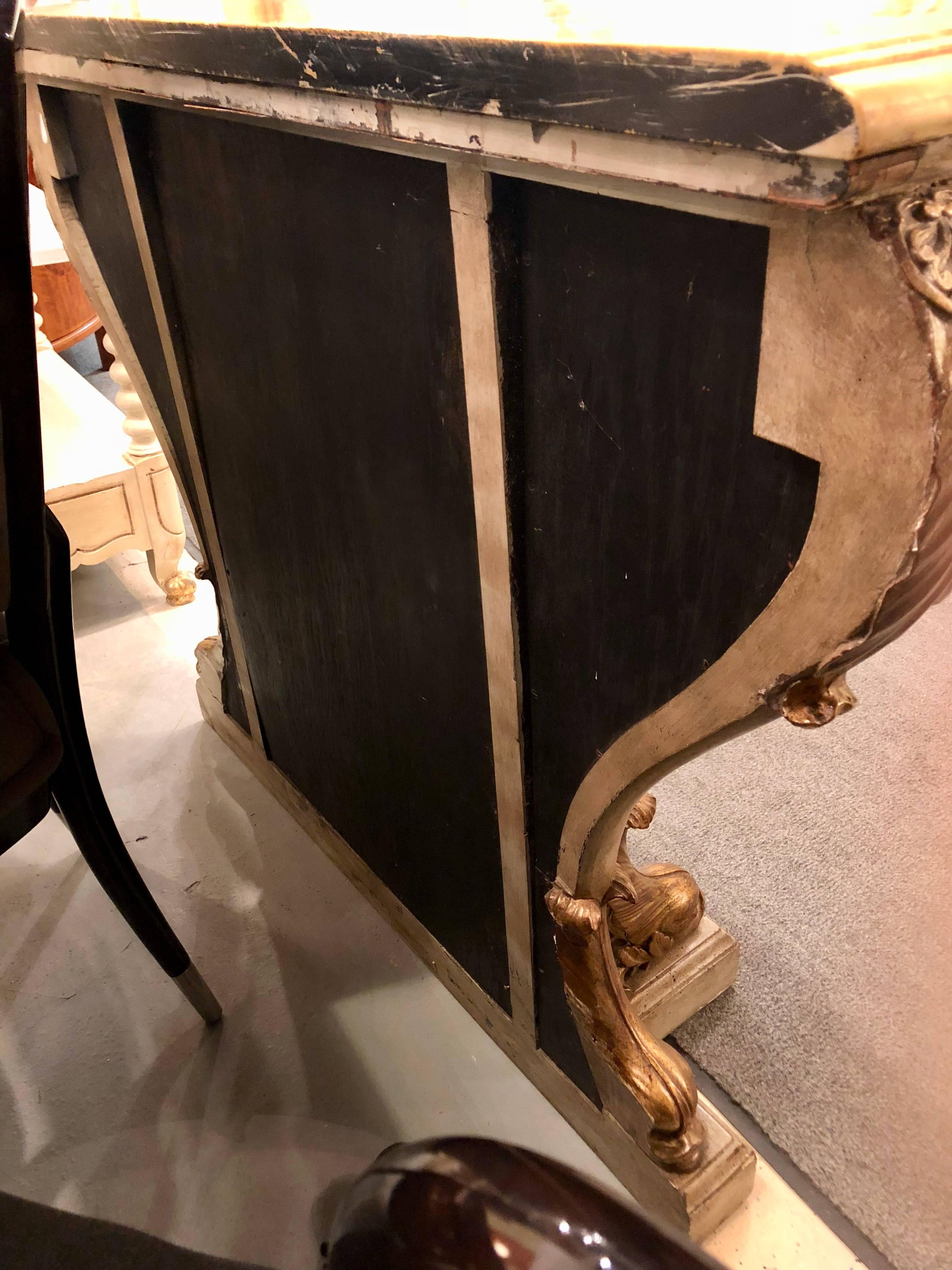 Neoklassischer Tisch mit Marmorplatte und Bogenschleife, verspiegelte Rückseite, vergoldete Delphin-Akzente im Angebot 5