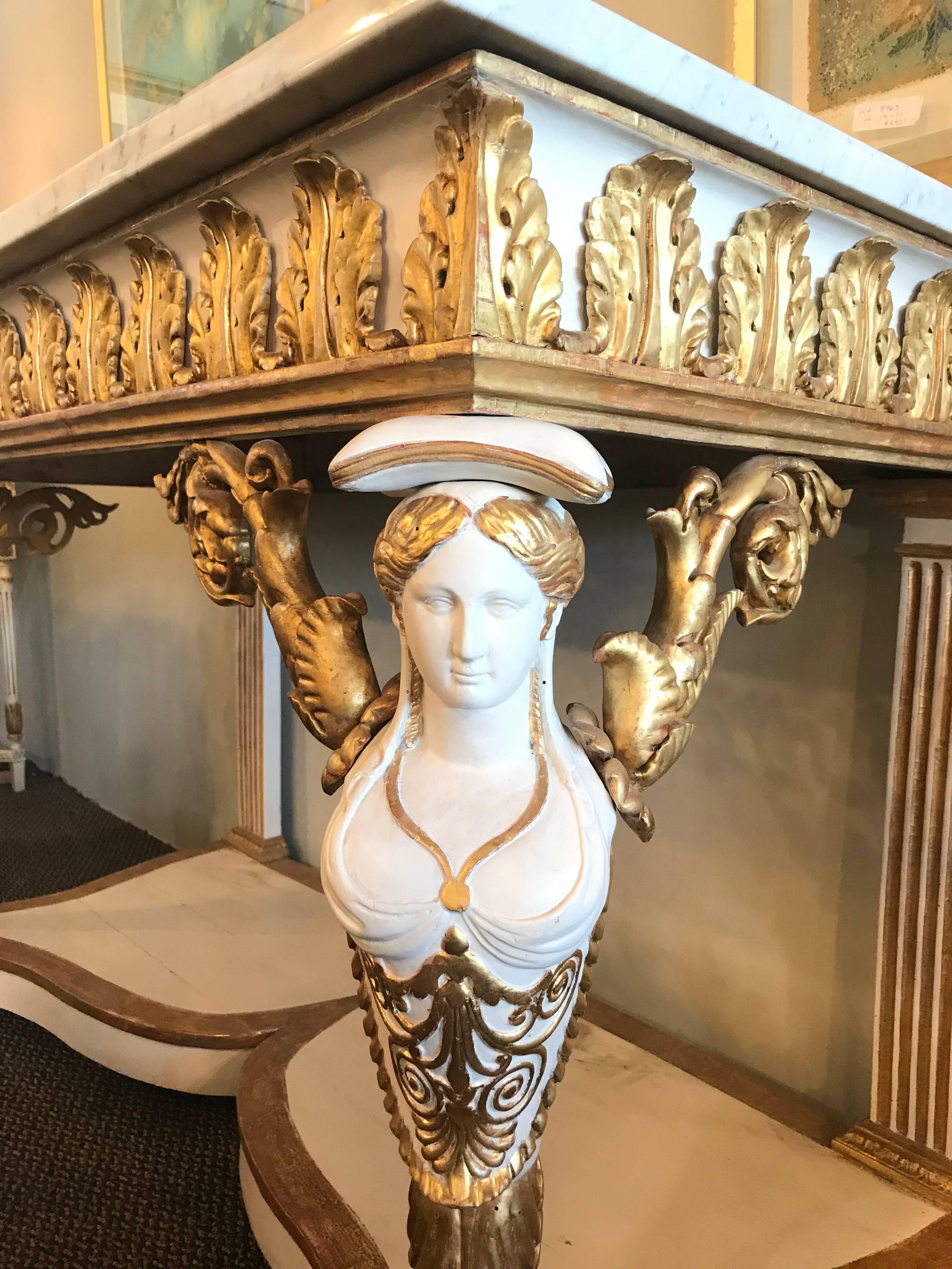 Italienisches Design, neoklassisch, Konsole, weißes Holz, vergoldet, Marmor, Italien, 1920er Jahre (Neoklassisch) im Angebot