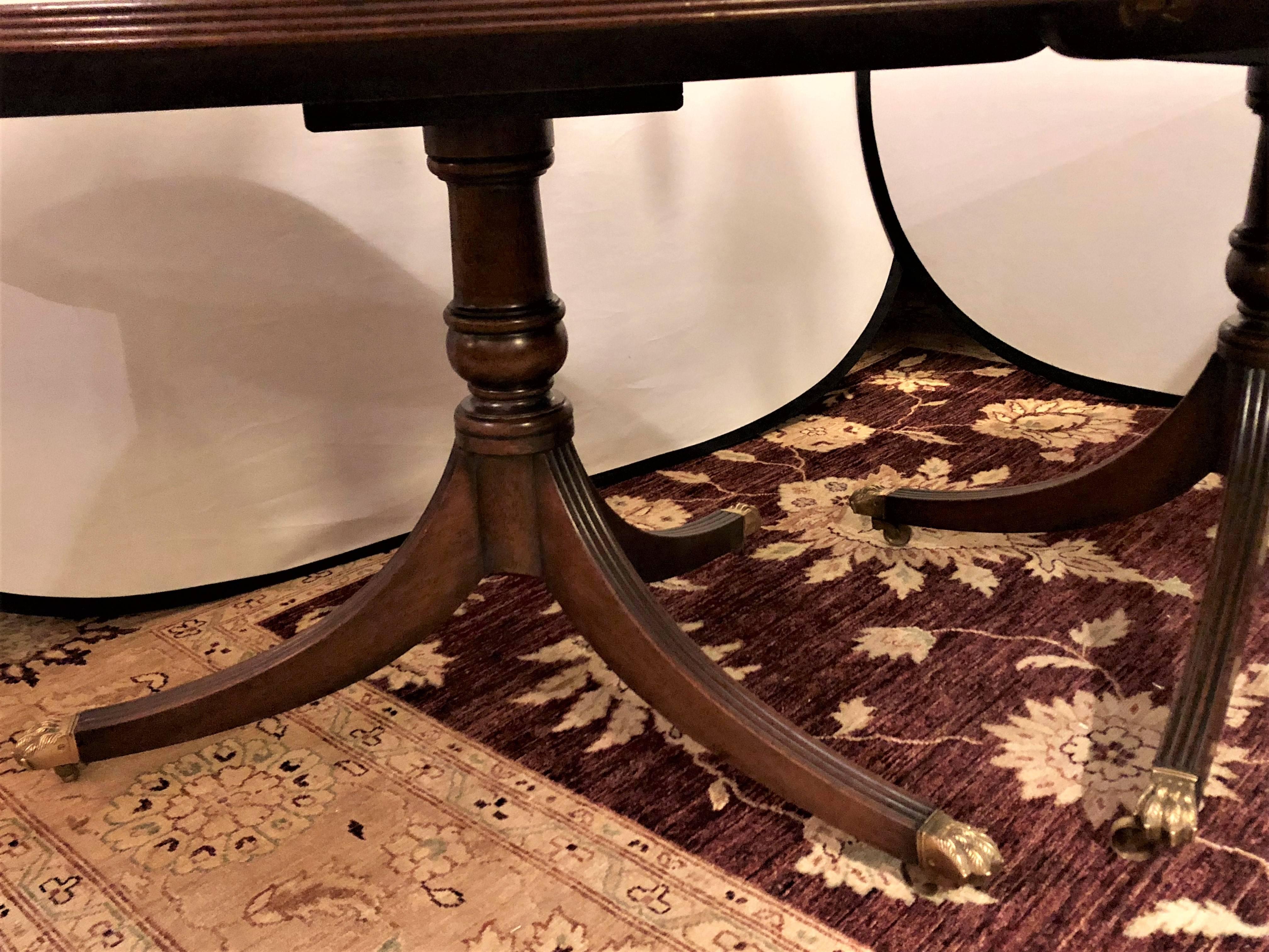 Georgian Style Banded Triple Pedestal Dining Table In Good Condition In Stamford, CT