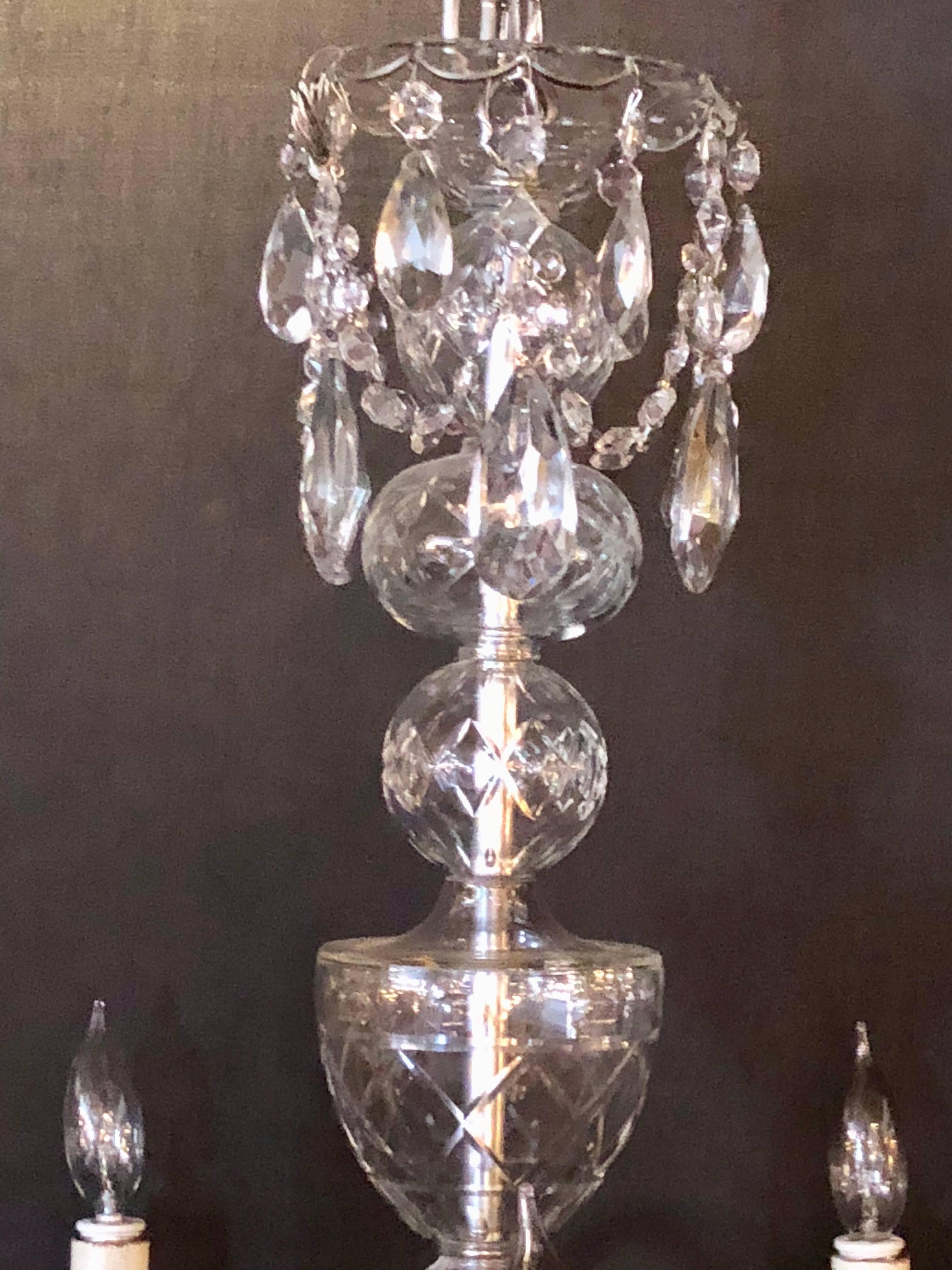 Georgianischer Kronleuchter aus geschliffenem Kristall mit großen Anhängern im Zustand „Gut“ im Angebot in Stamford, CT