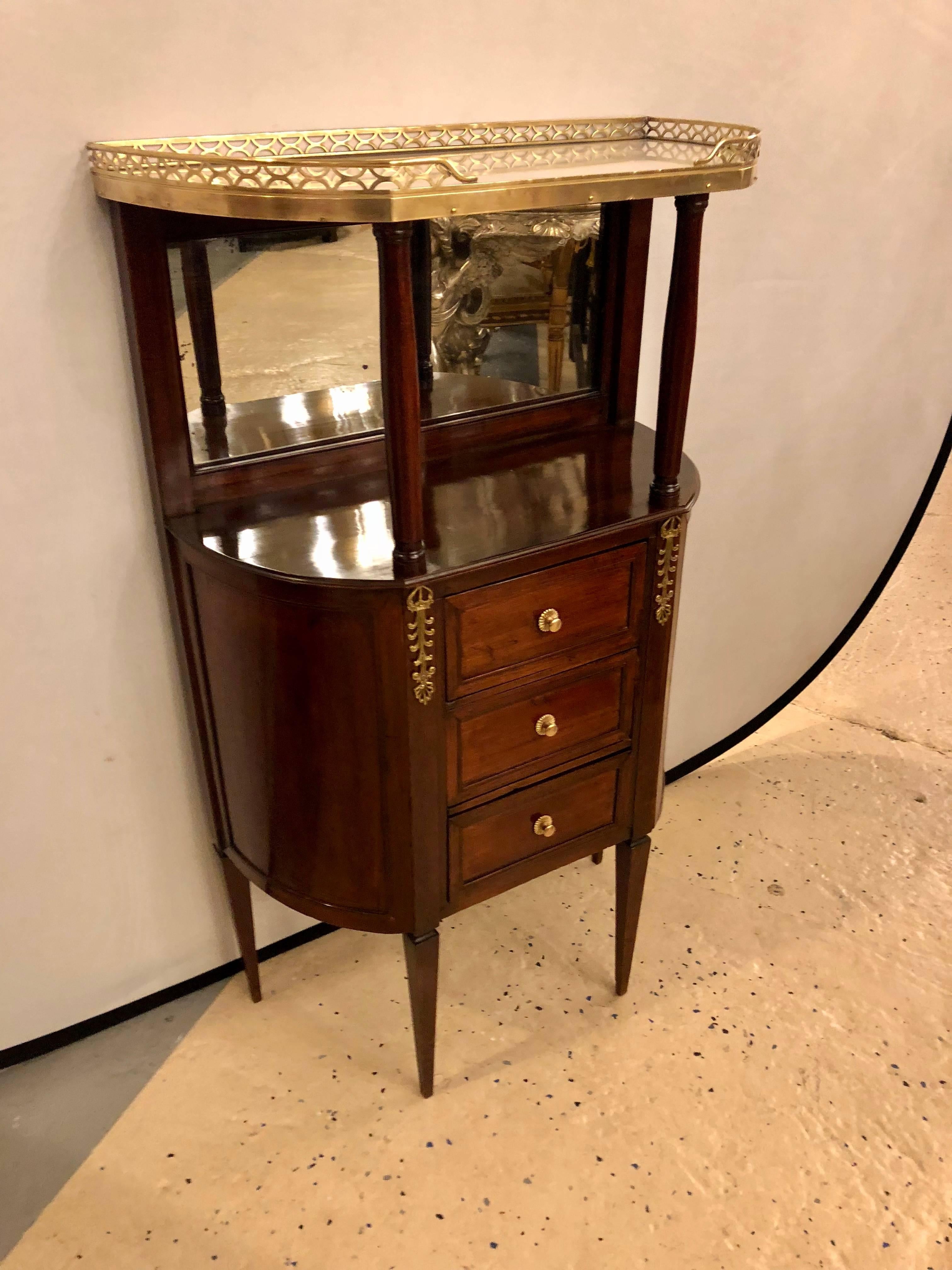 Louis XVI marble-top mahogany demilune étagère or chest. Fully re-finished. The long and sleek legs supporting a centre frame of three drawers flaked by bronze supports and demi lune sides. All this sitting under an open vitrine like centre flanked
