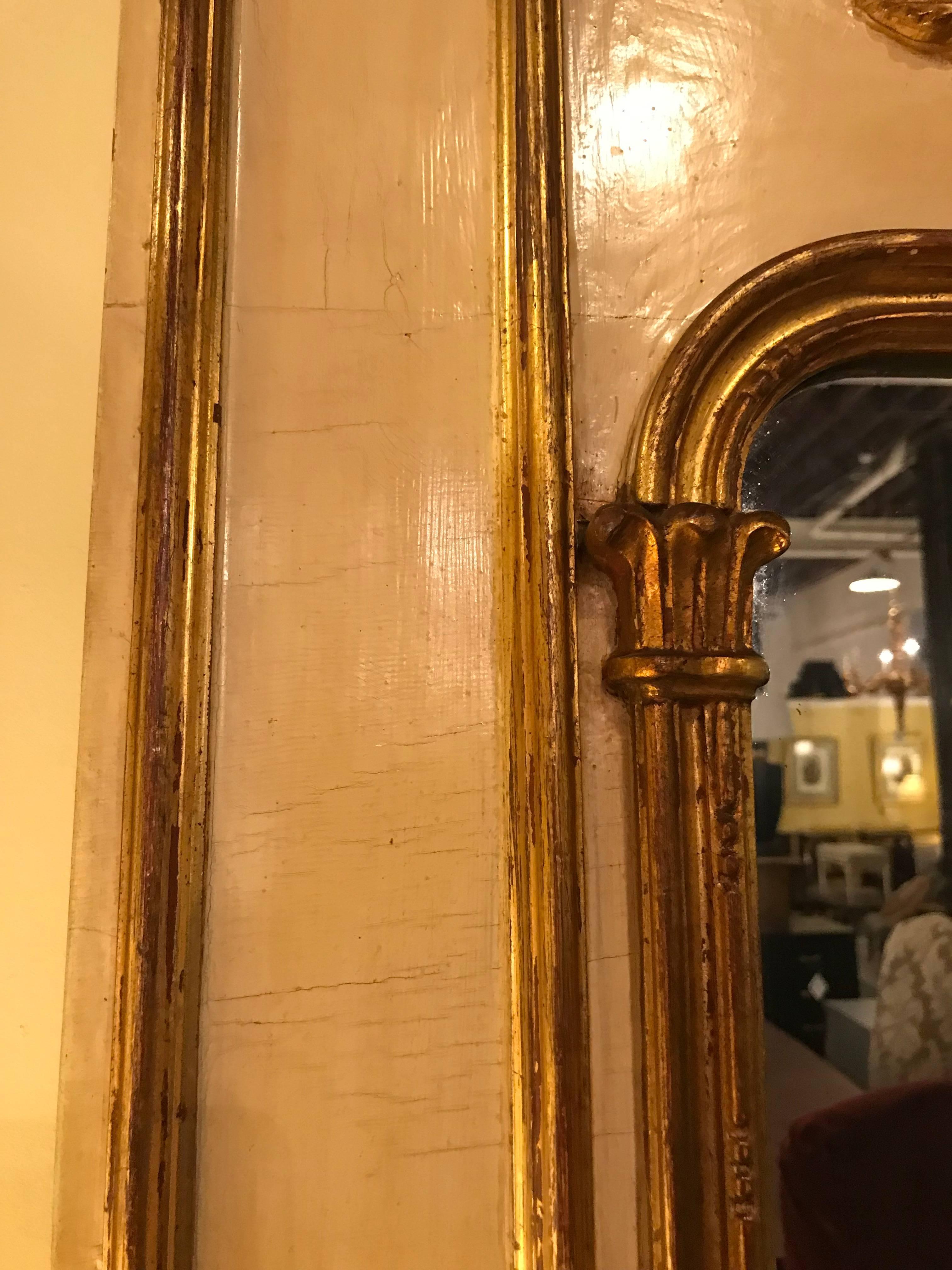 Bemalte und teilweise vergoldete Trumeau-Konsole im Stil Louis XVI. oder über dem Kaminsims-Spiegel (Hollywood Regency) im Angebot