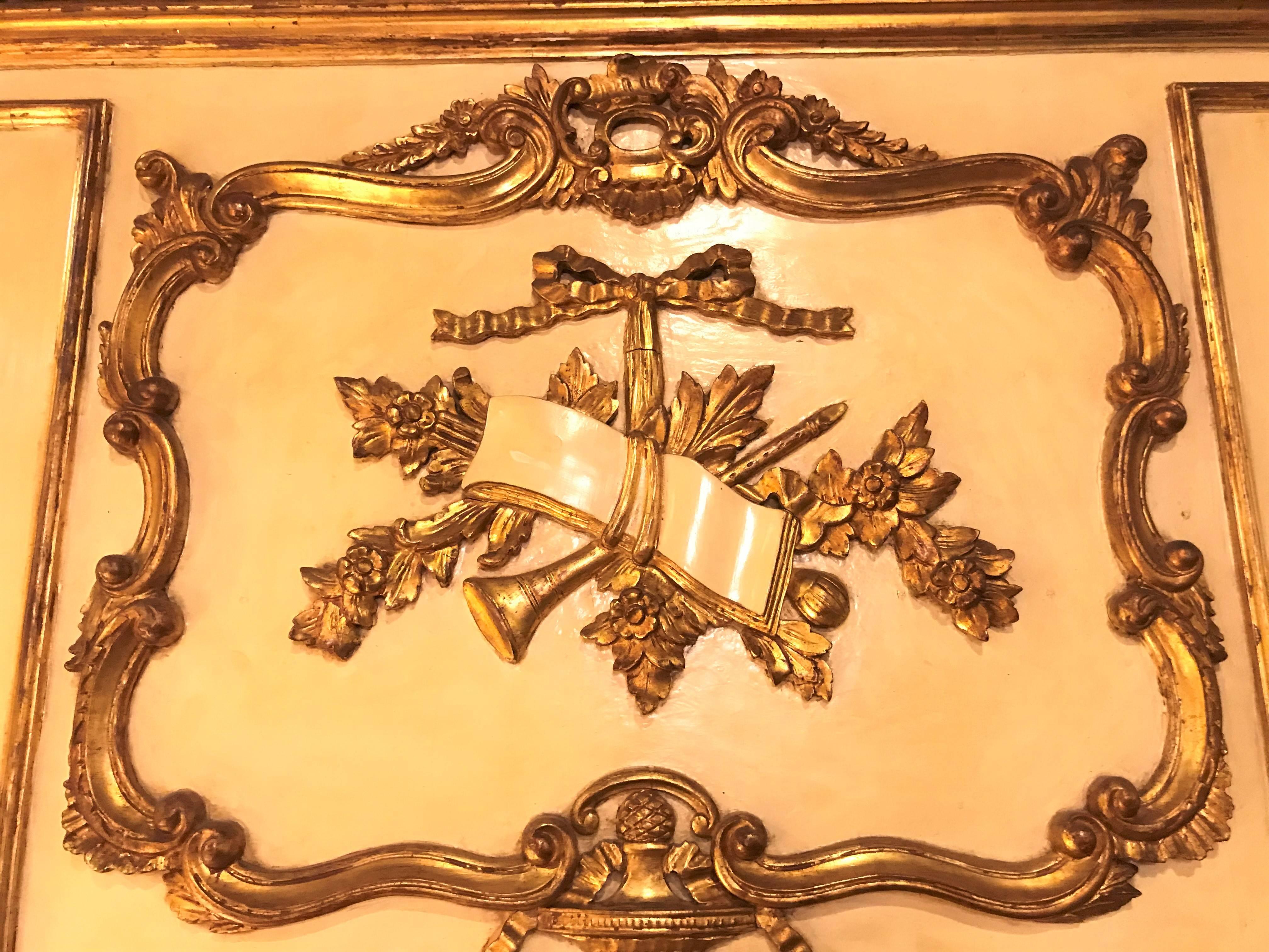 Bemalte und teilweise vergoldete Trumeau-Konsole im Stil Louis XVI. oder über dem Kaminsims-Spiegel im Zustand „Gut“ im Angebot in Stamford, CT