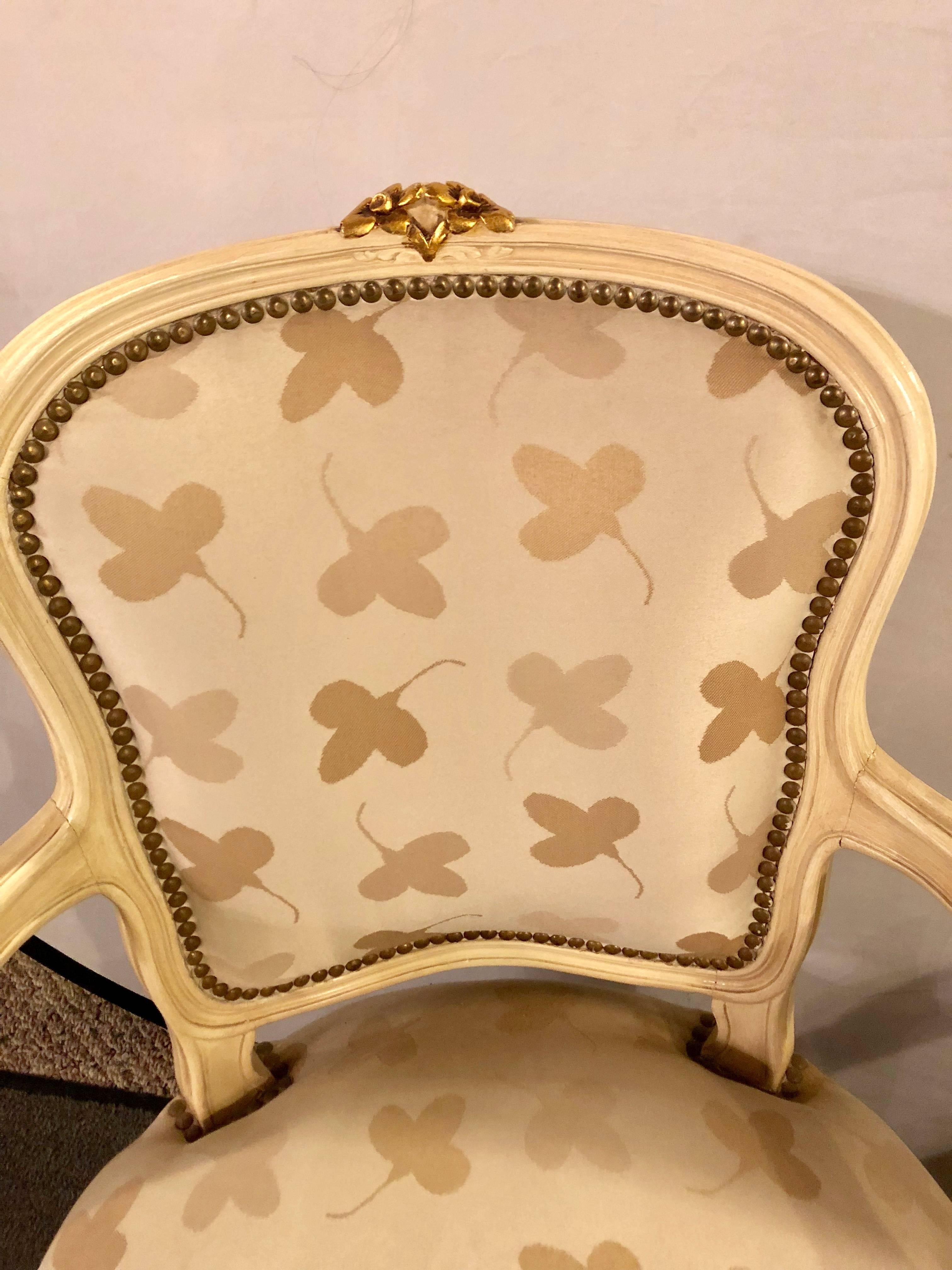 Hollywood Regency Paire de chaises bergères françaises de style Louis XV dorées à la feuille et peintes en vente