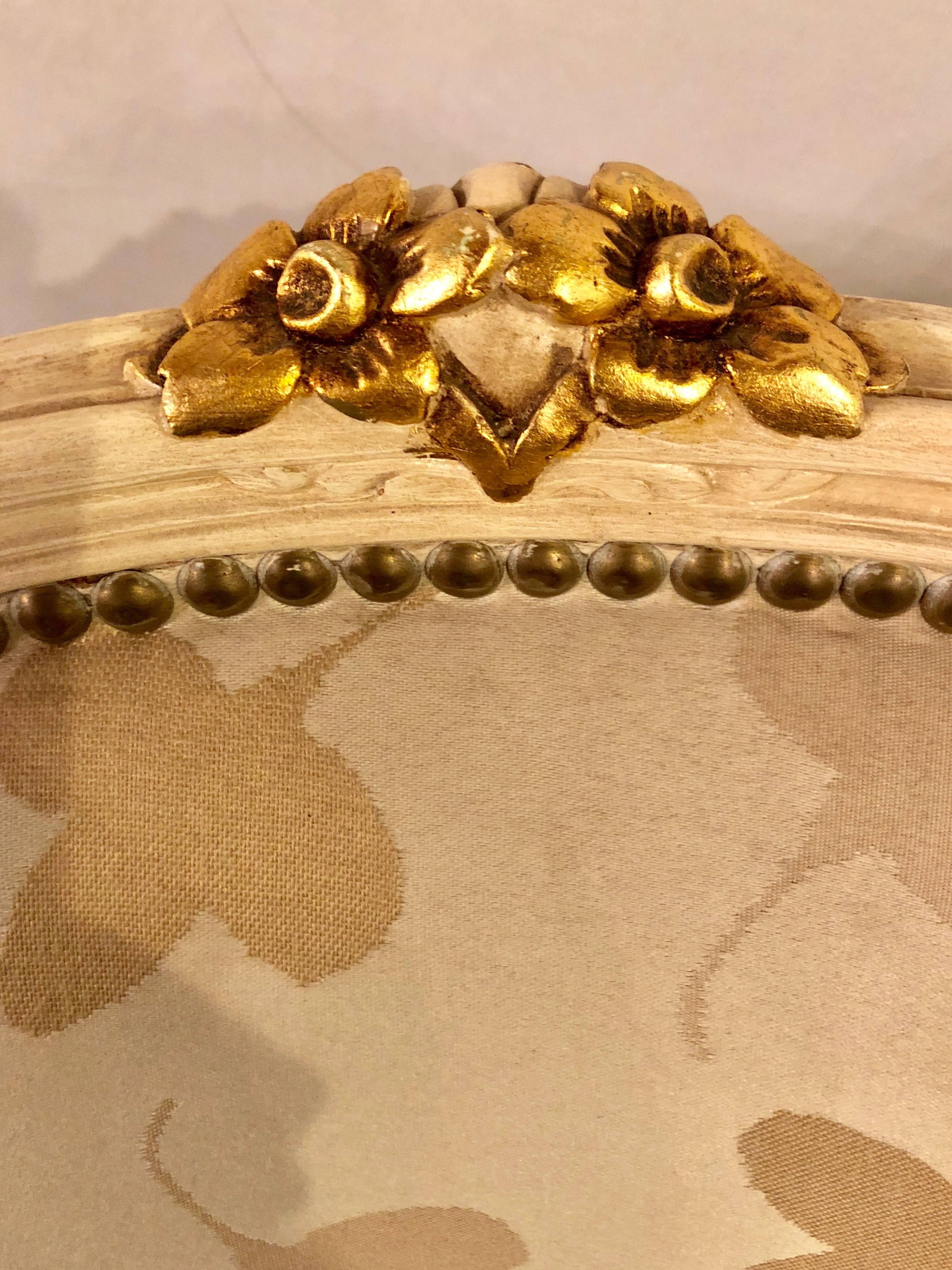 Français Paire de chaises bergères françaises de style Louis XV dorées à la feuille et peintes en vente