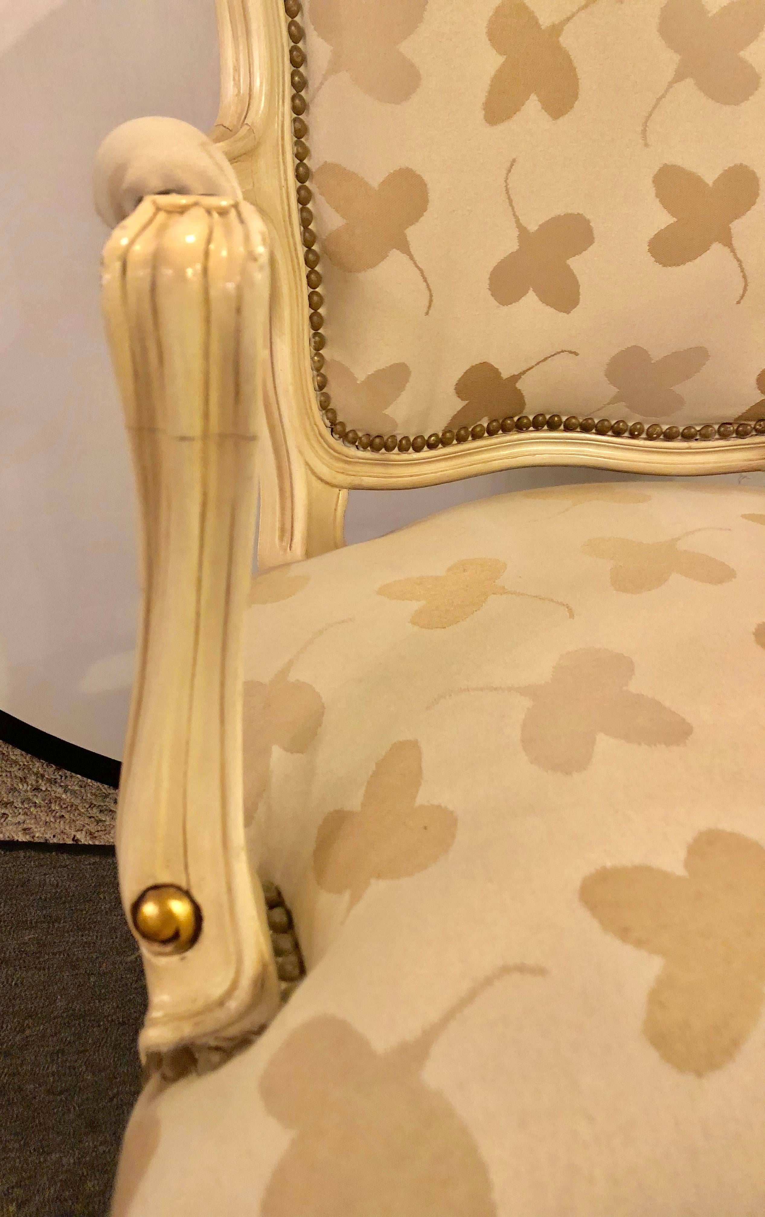 20ième siècle Paire de chaises bergères françaises de style Louis XV dorées à la feuille et peintes en vente