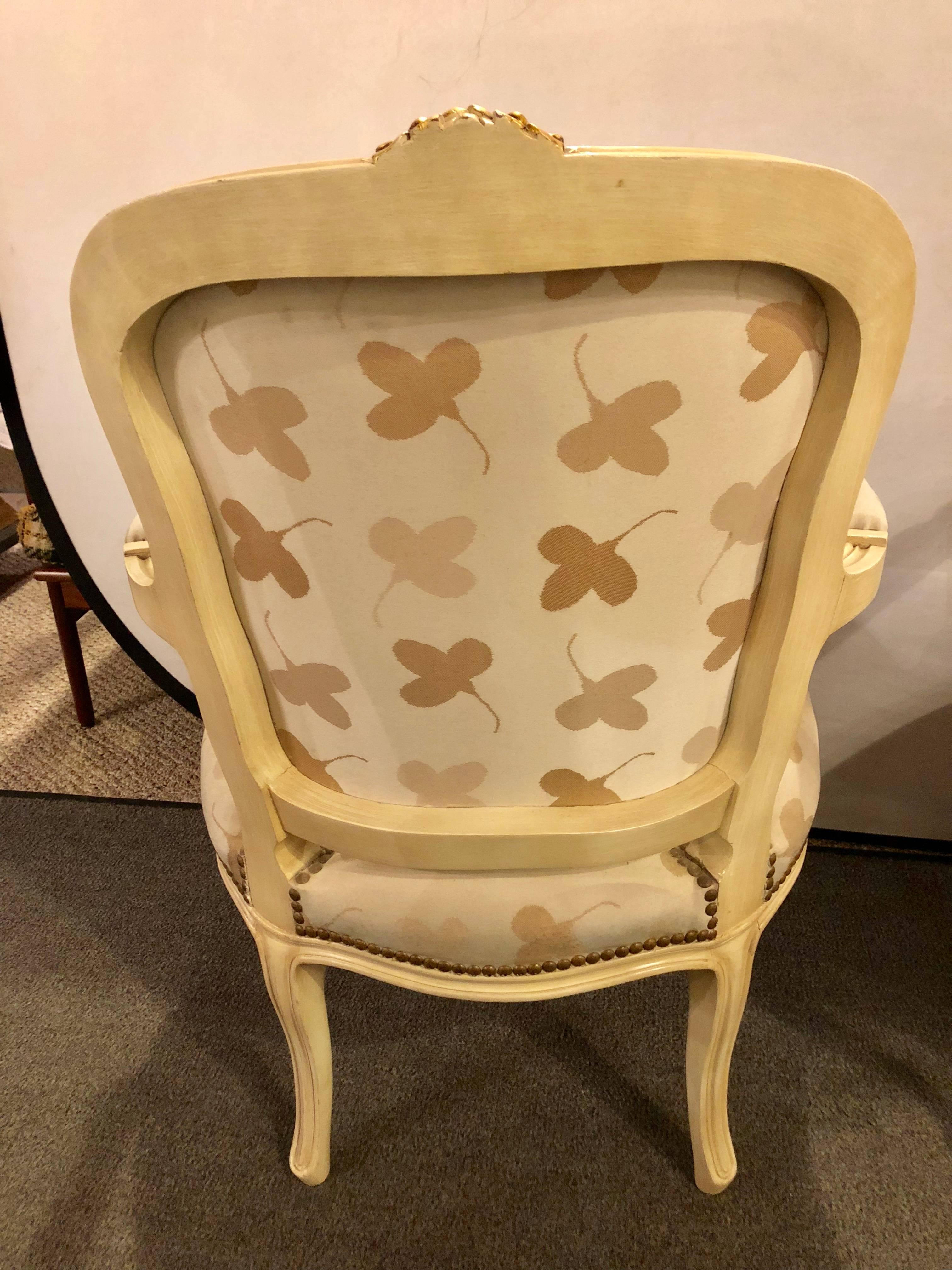 Paire de chaises bergères françaises de style Louis XV dorées à la feuille et peintes en vente 2