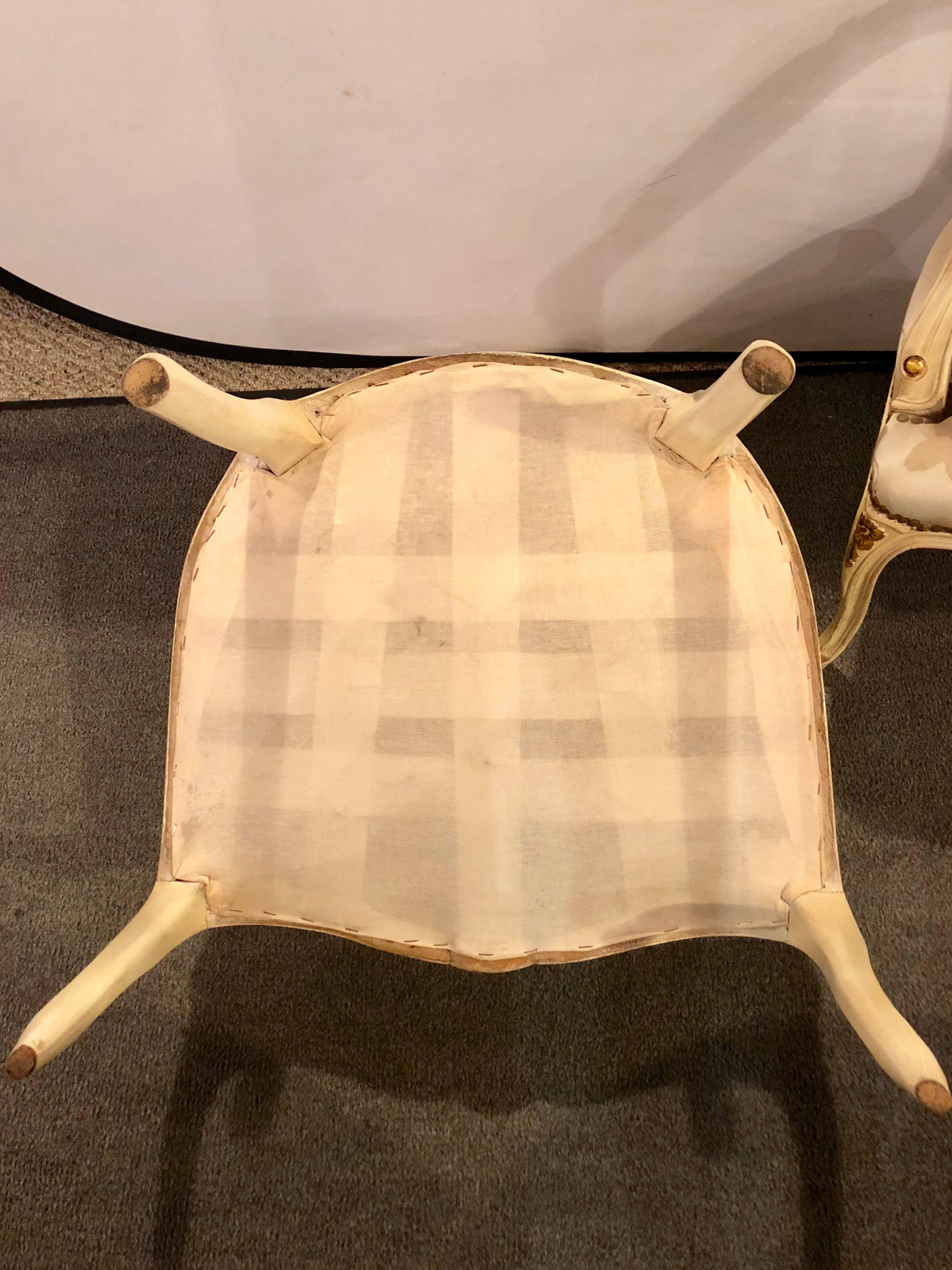 Paire de chaises bergères françaises de style Louis XV dorées à la feuille et peintes en vente 3