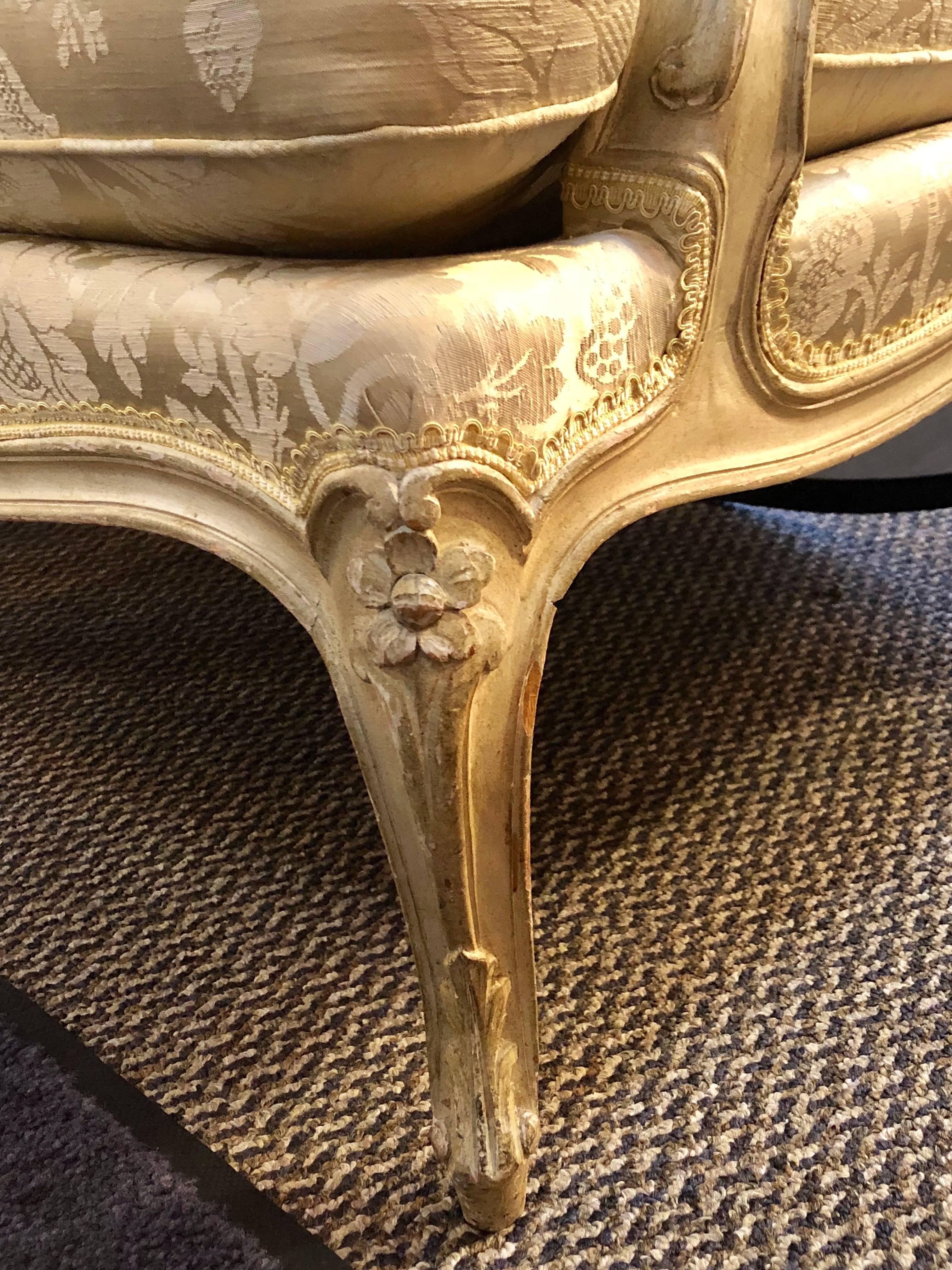 Français Paire de fauteuils de salon de style Louis XV par la Maison Jansen en vente