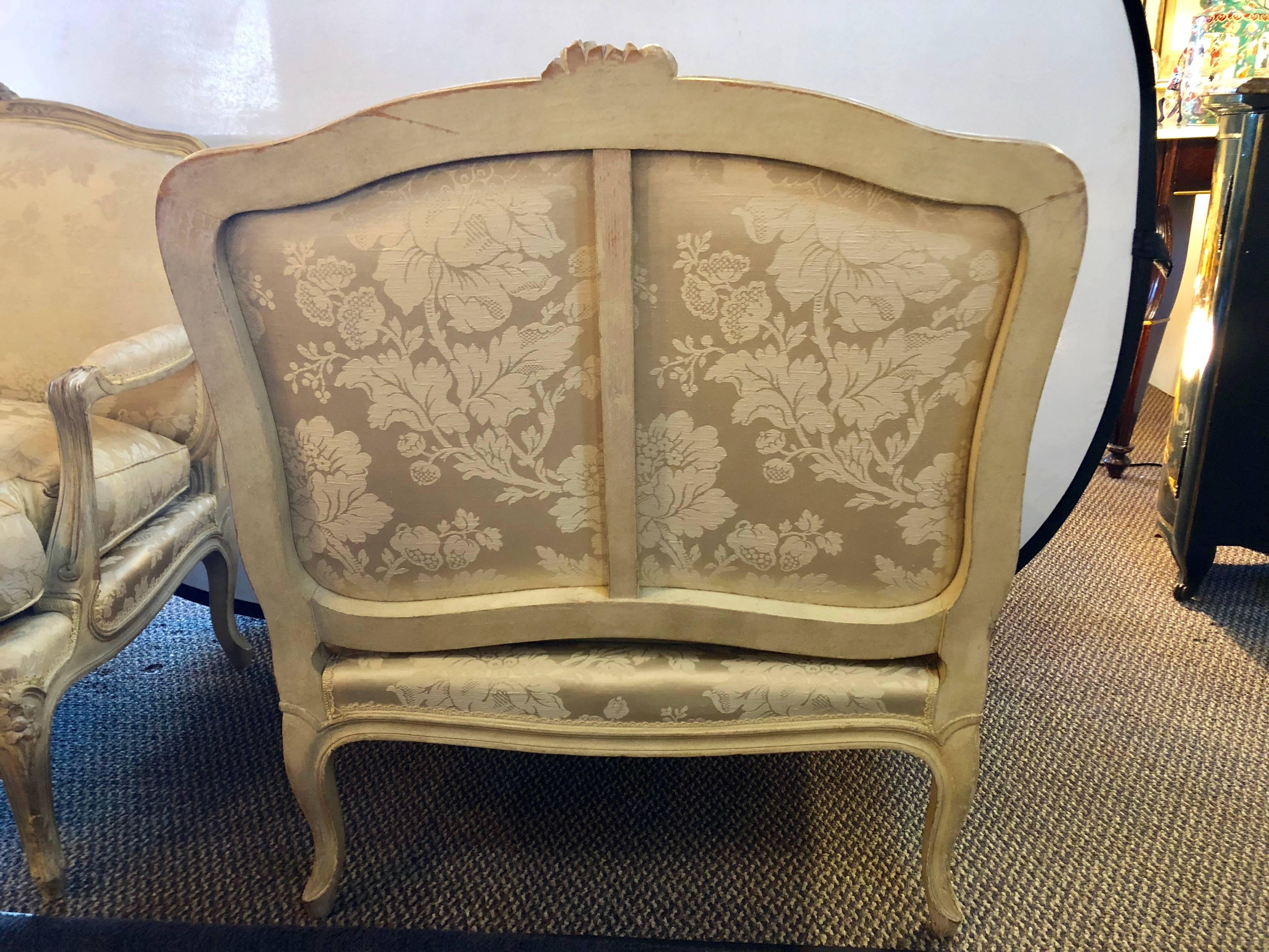 20ième siècle Paire de fauteuils de salon de style Louis XV par la Maison Jansen en vente
