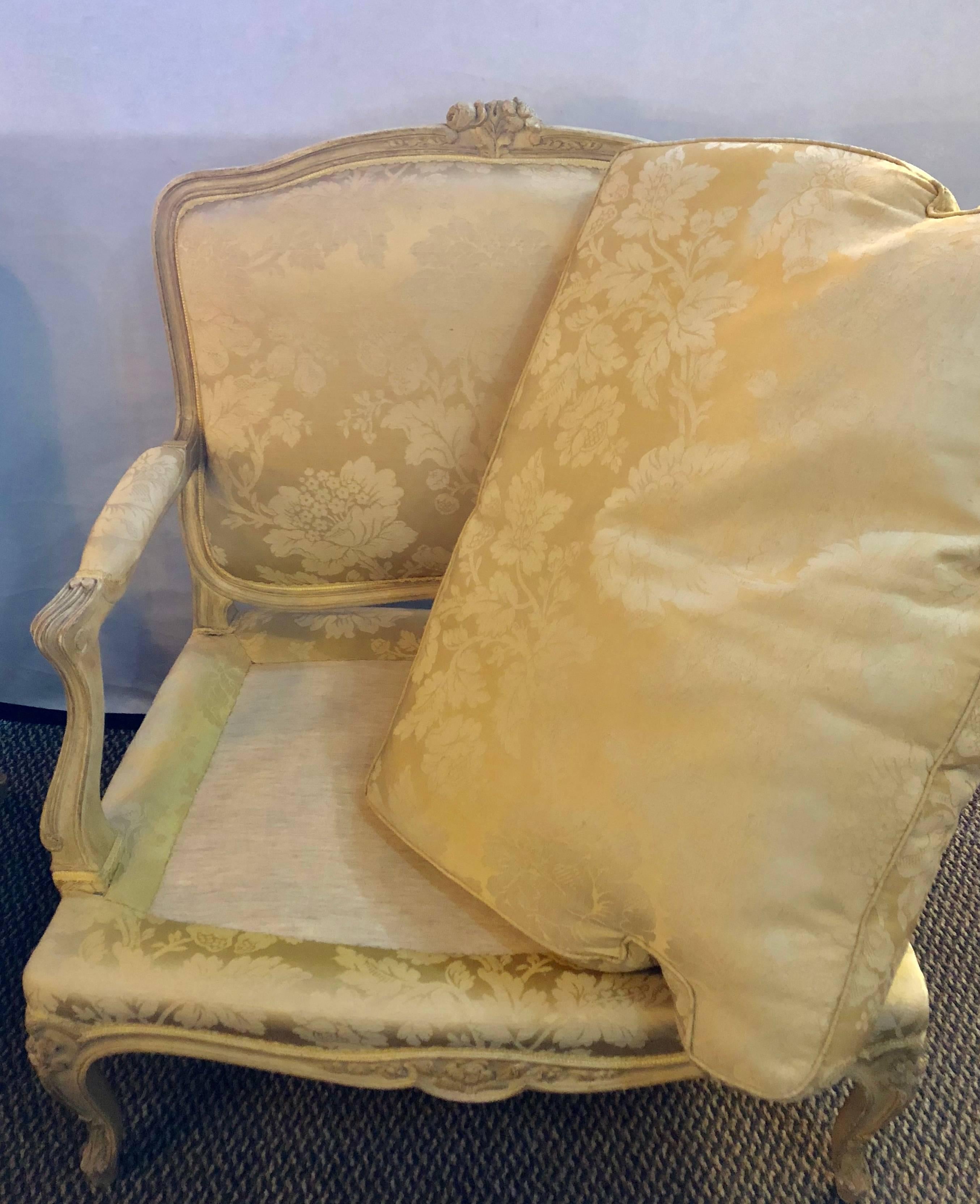 Bois Paire de fauteuils de salon de style Louis XV par la Maison Jansen en vente
