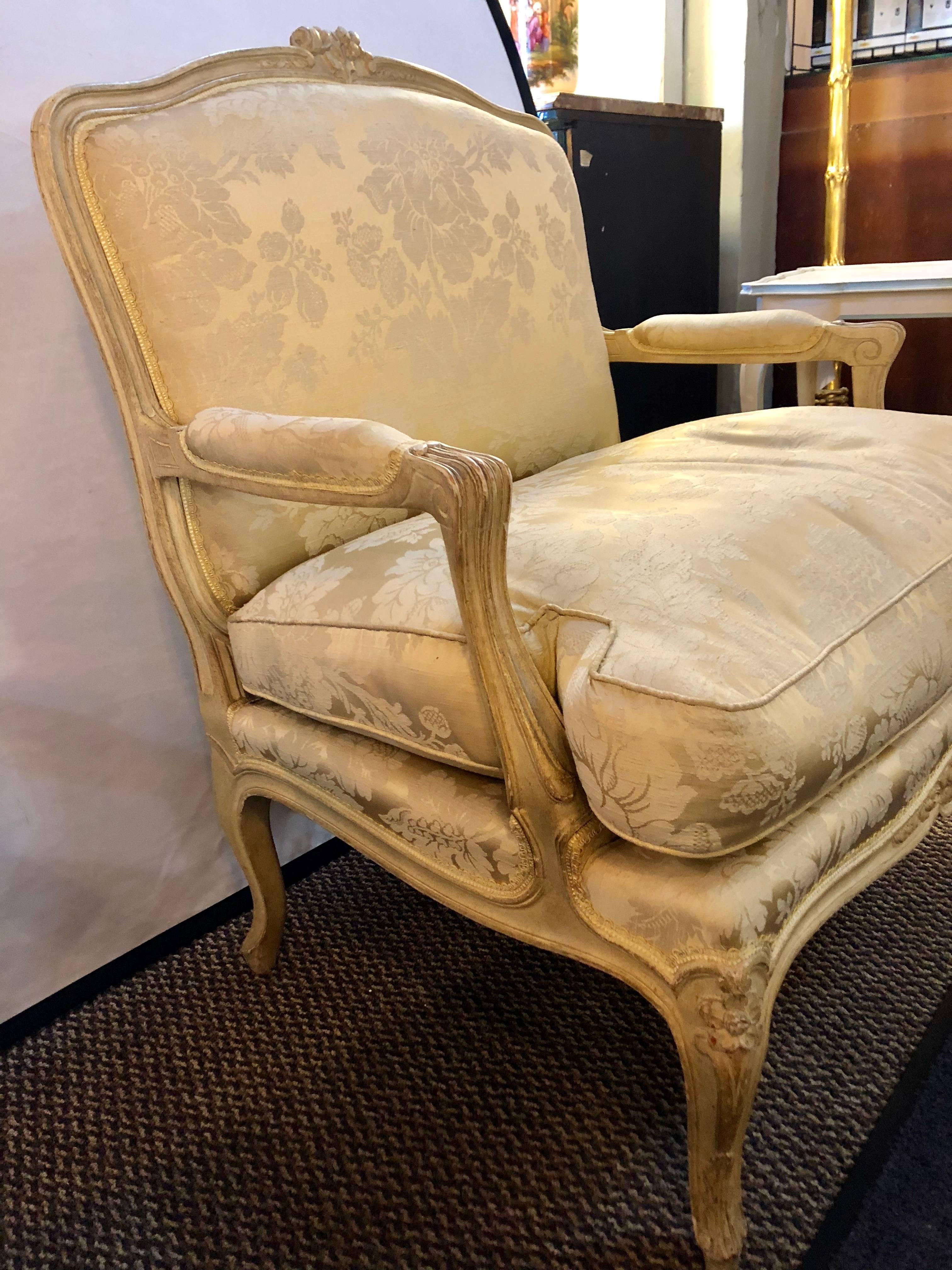 Paire de fauteuils de salon de style Louis XV par la Maison Jansen en vente 2
