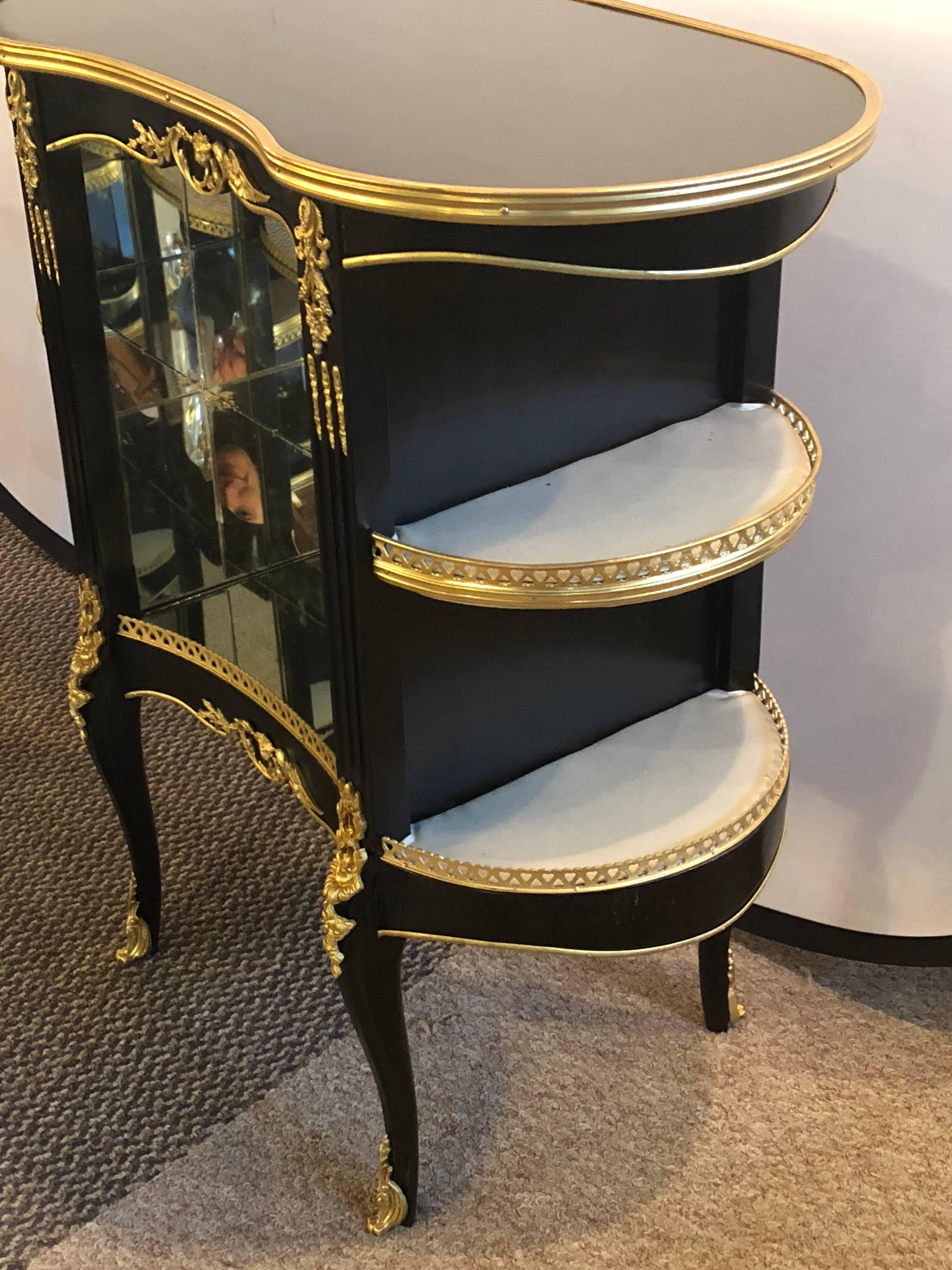 Pair of Louis XV Hollywood Regency Style Ebony Vitrine End Tables or Nightstands In Good Condition In Stamford, CT