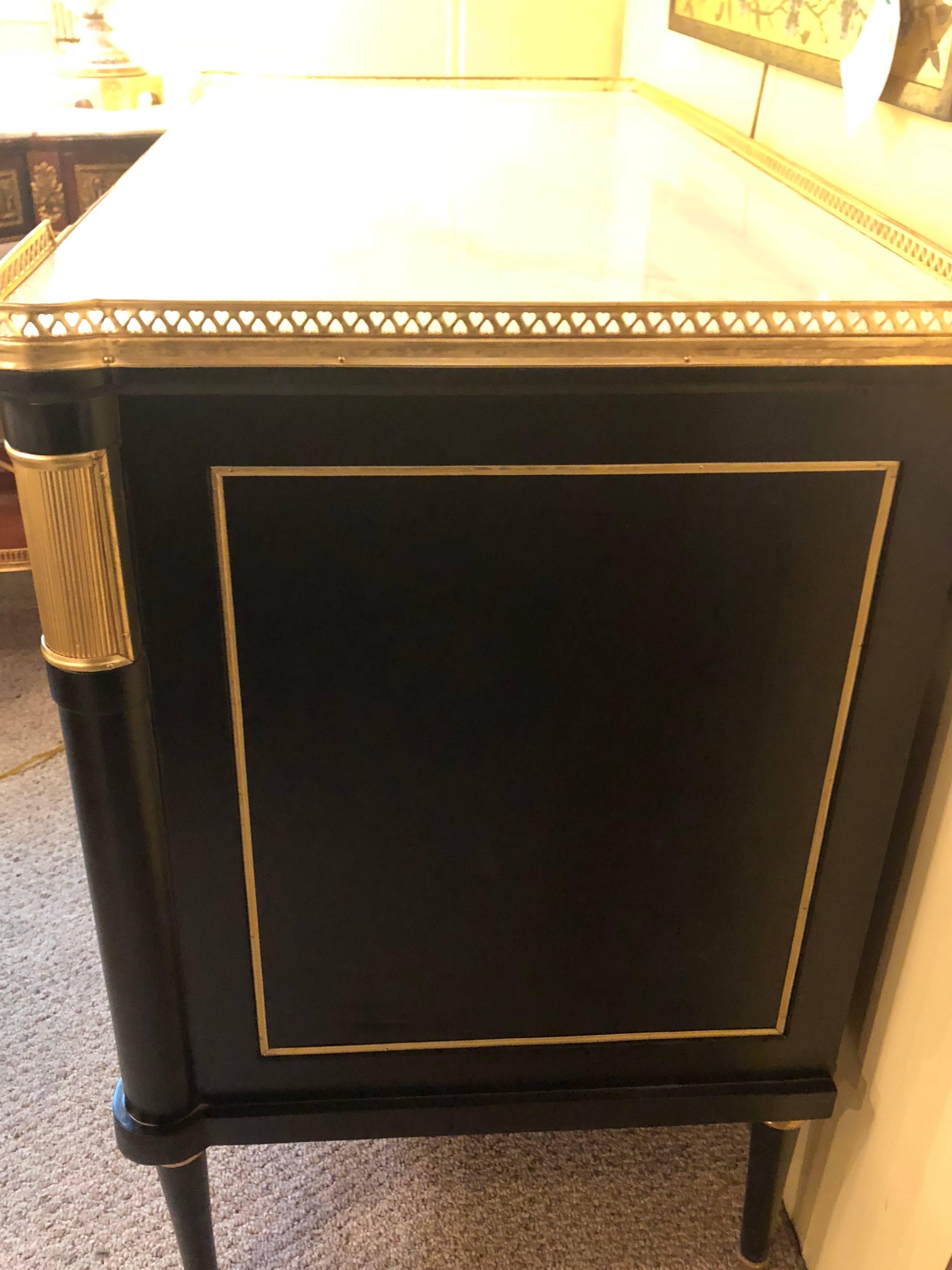 Pair of Ebonized Louis XVI Hollywood Regency Commodes or Nightstands In Good Condition In Stamford, CT