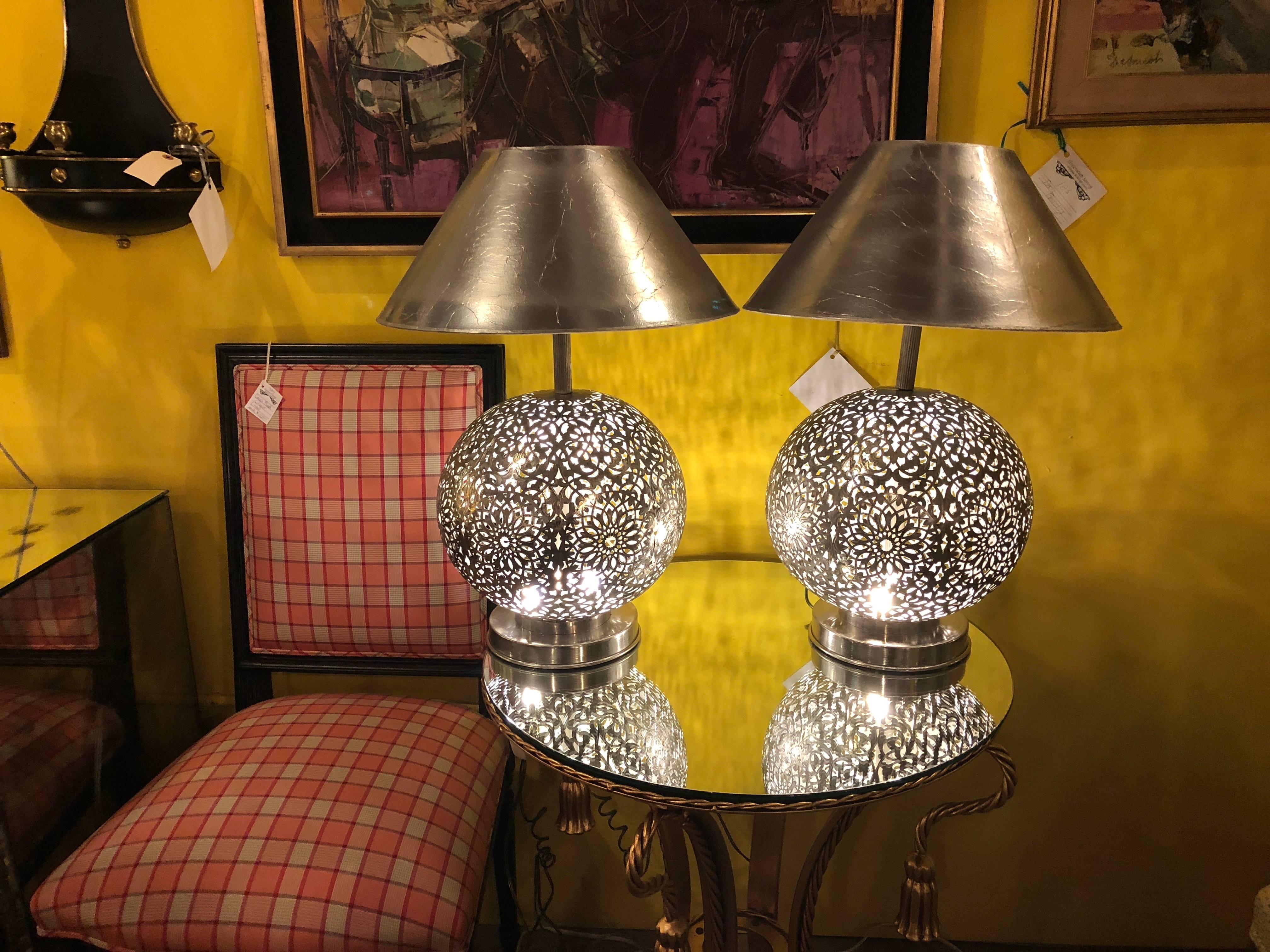 Pair of Round White Brass Table Lamps In Good Condition In Stamford, CT