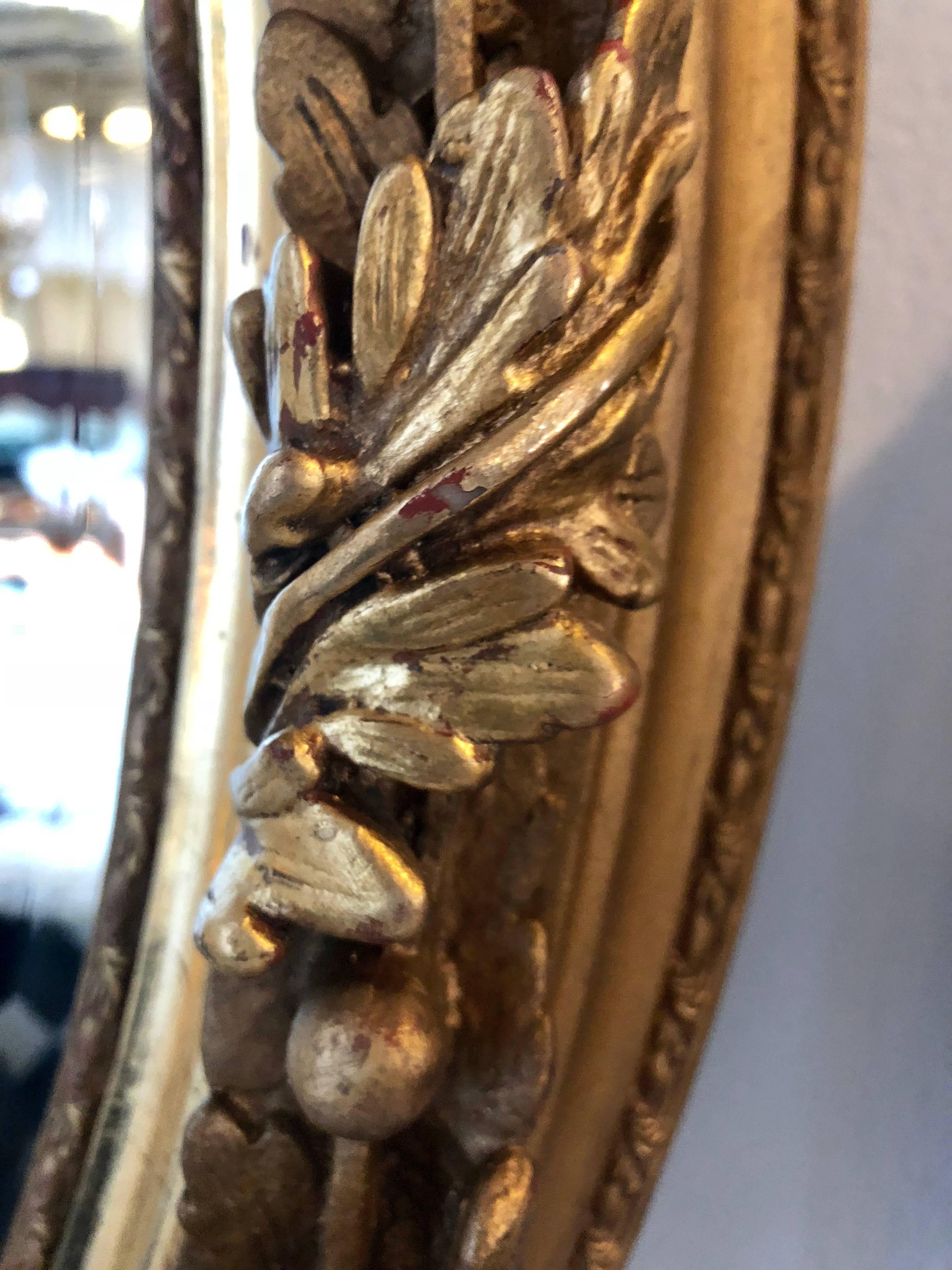 Paire de miroirs muraux ou consoles biseautés de style Louis XVI en bois sculpté et gesso 1