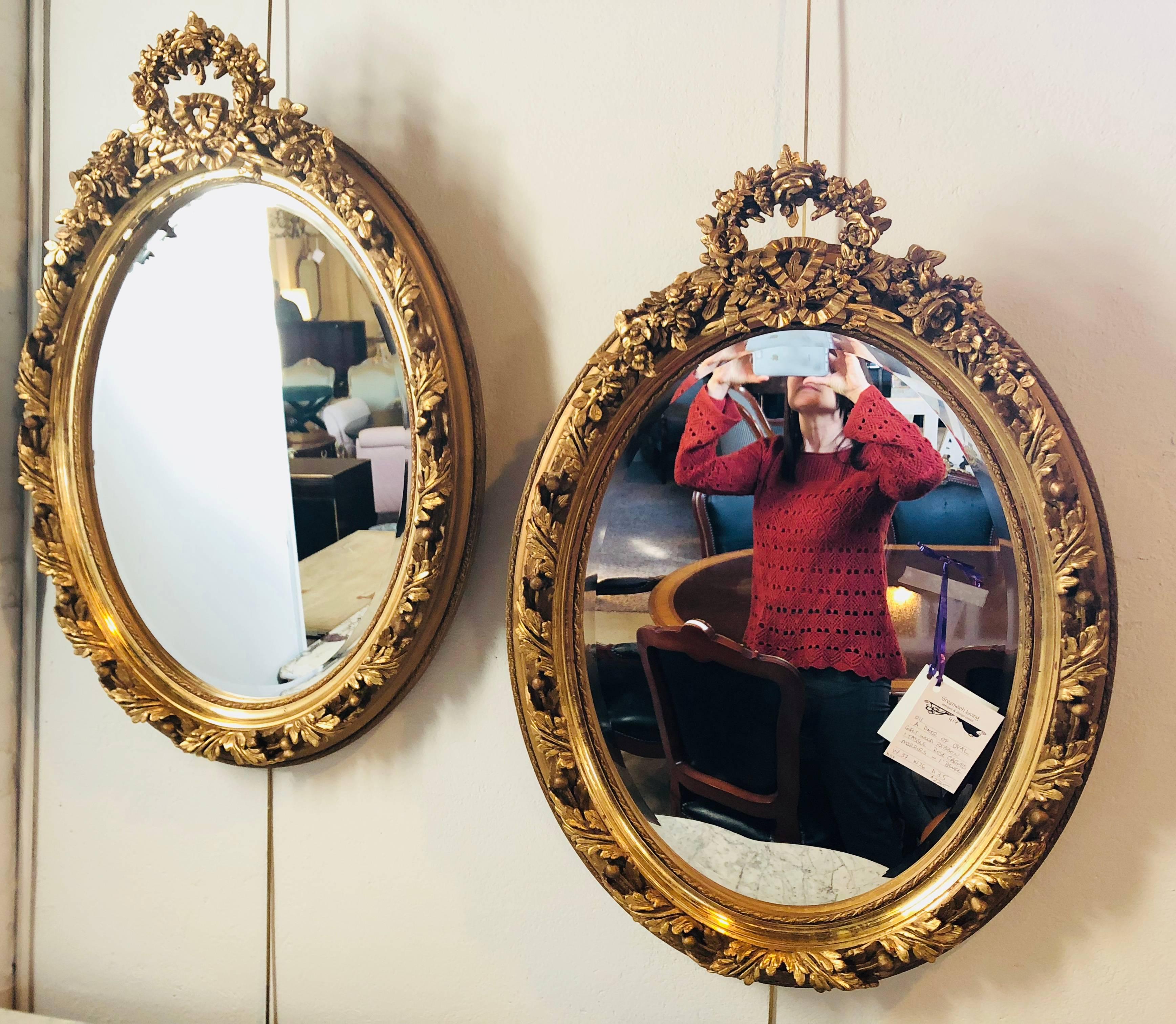 Paire de miroirs muraux ou consoles biseautés de style Louis XVI en bois sculpté et gesso 3