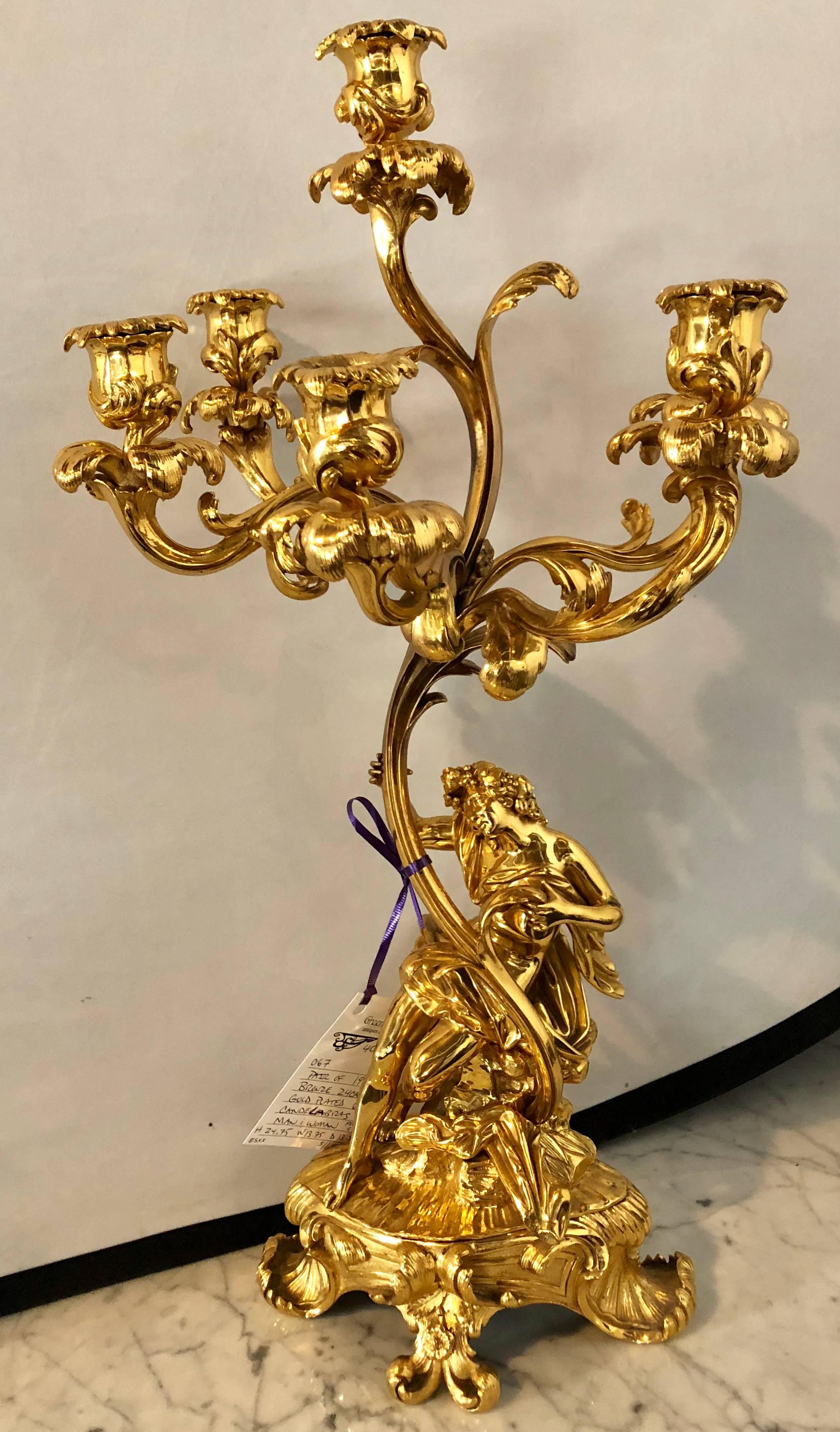 Louis XV Paire de candélabres figuratifs à six bras en bronze et plaqué or 24 carats du 19ème siècle en vente