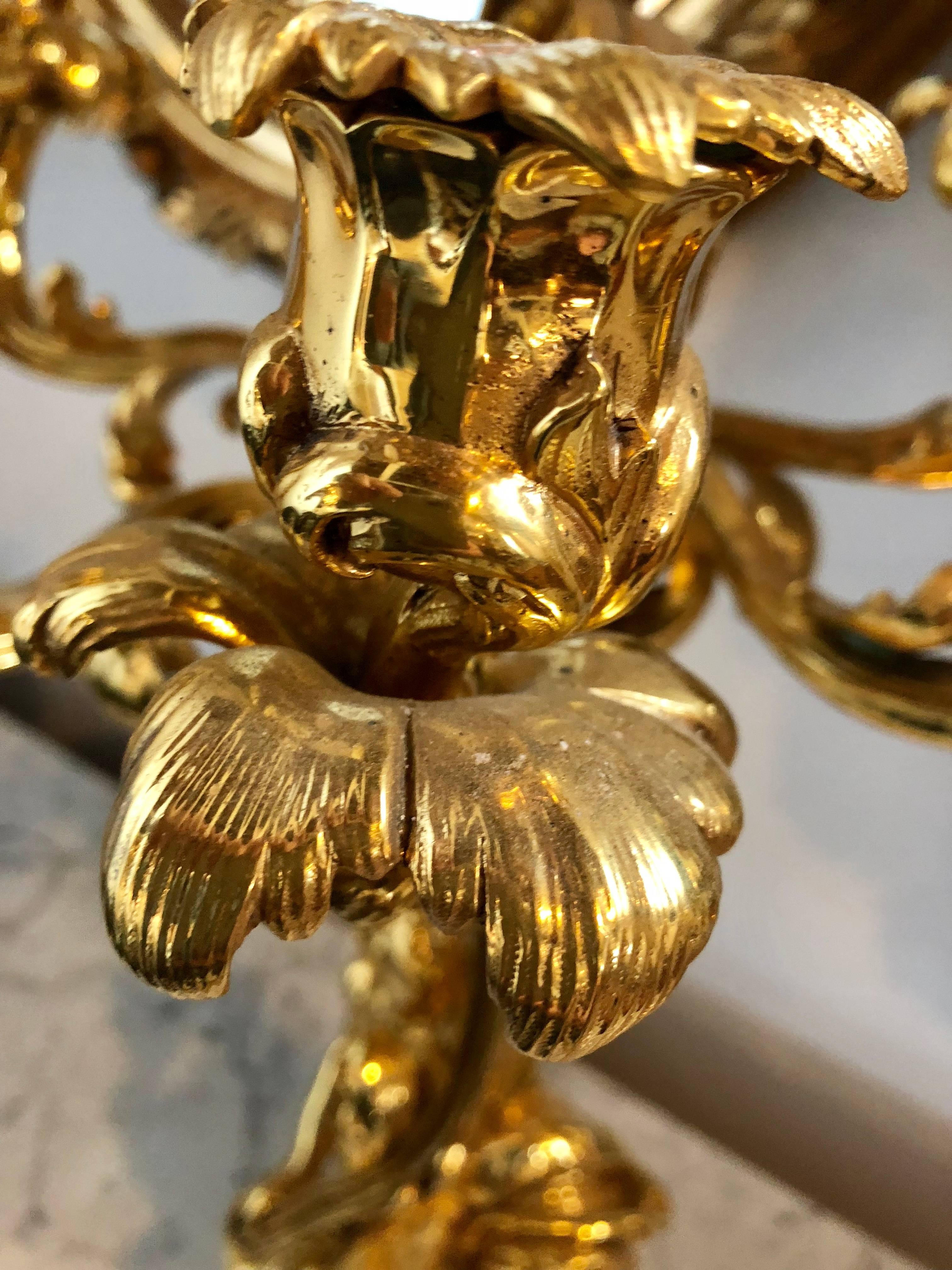 Bronze Paire de candélabres figuratifs à six bras en bronze et plaqué or 24 carats du 19ème siècle en vente