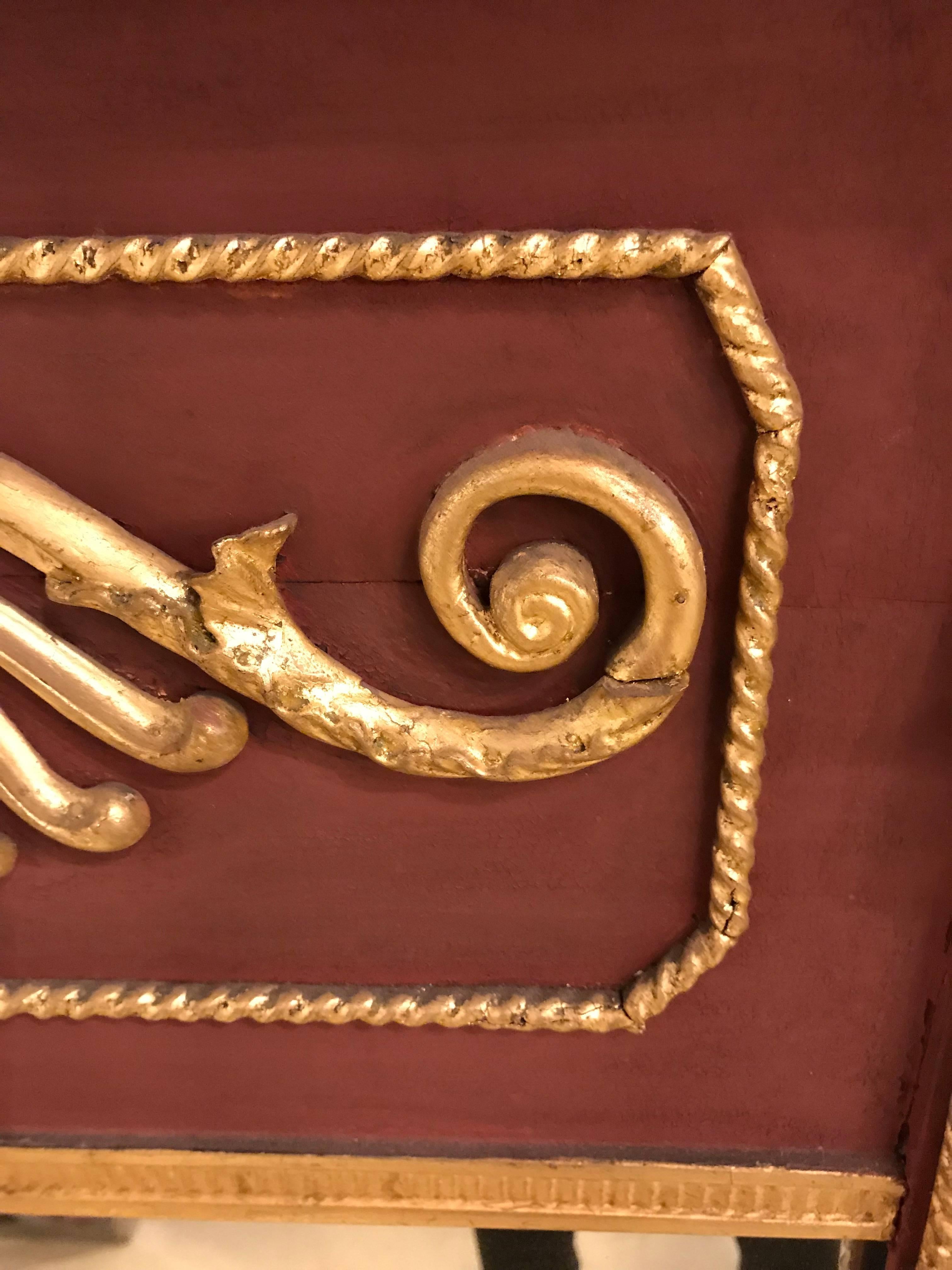 Specchio decorato in stile neoclassico russo, dipinto e dorato In condizioni buone in vendita a Manhasset, NY