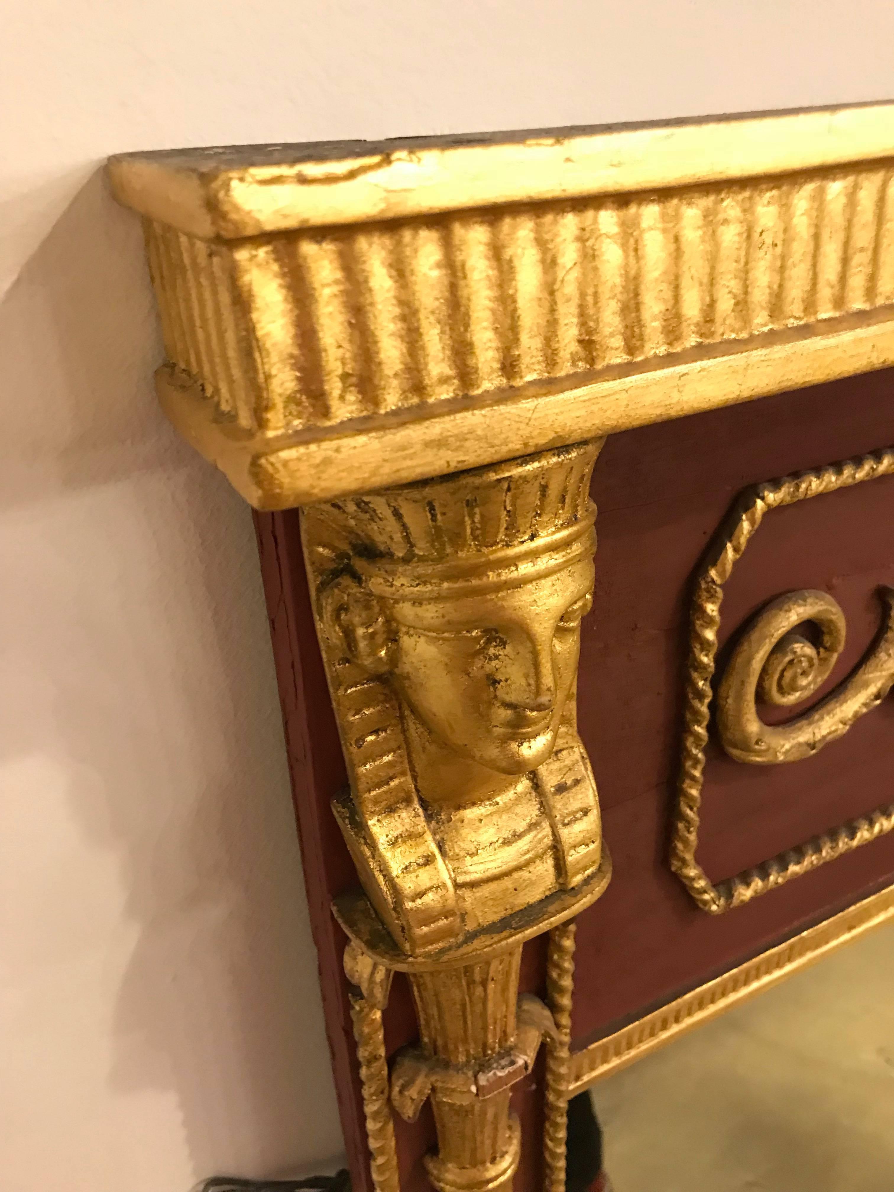 XX secolo Specchio decorato in stile neoclassico russo, dipinto e dorato in vendita