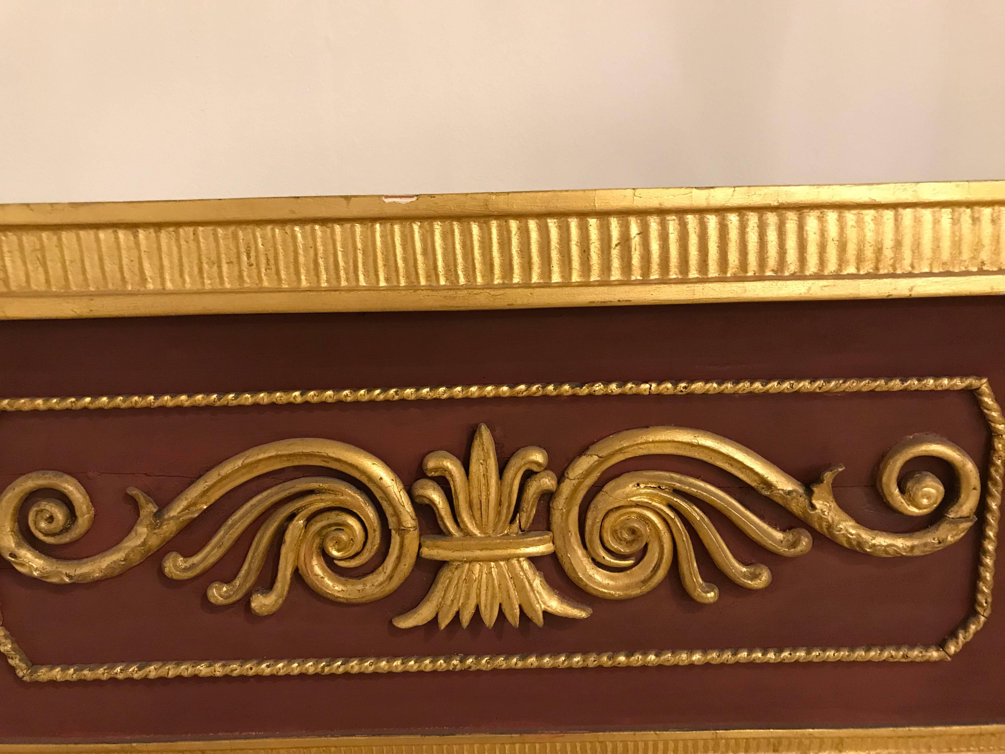 Specchio decorato in stile neoclassico russo, dipinto e dorato in vendita 3