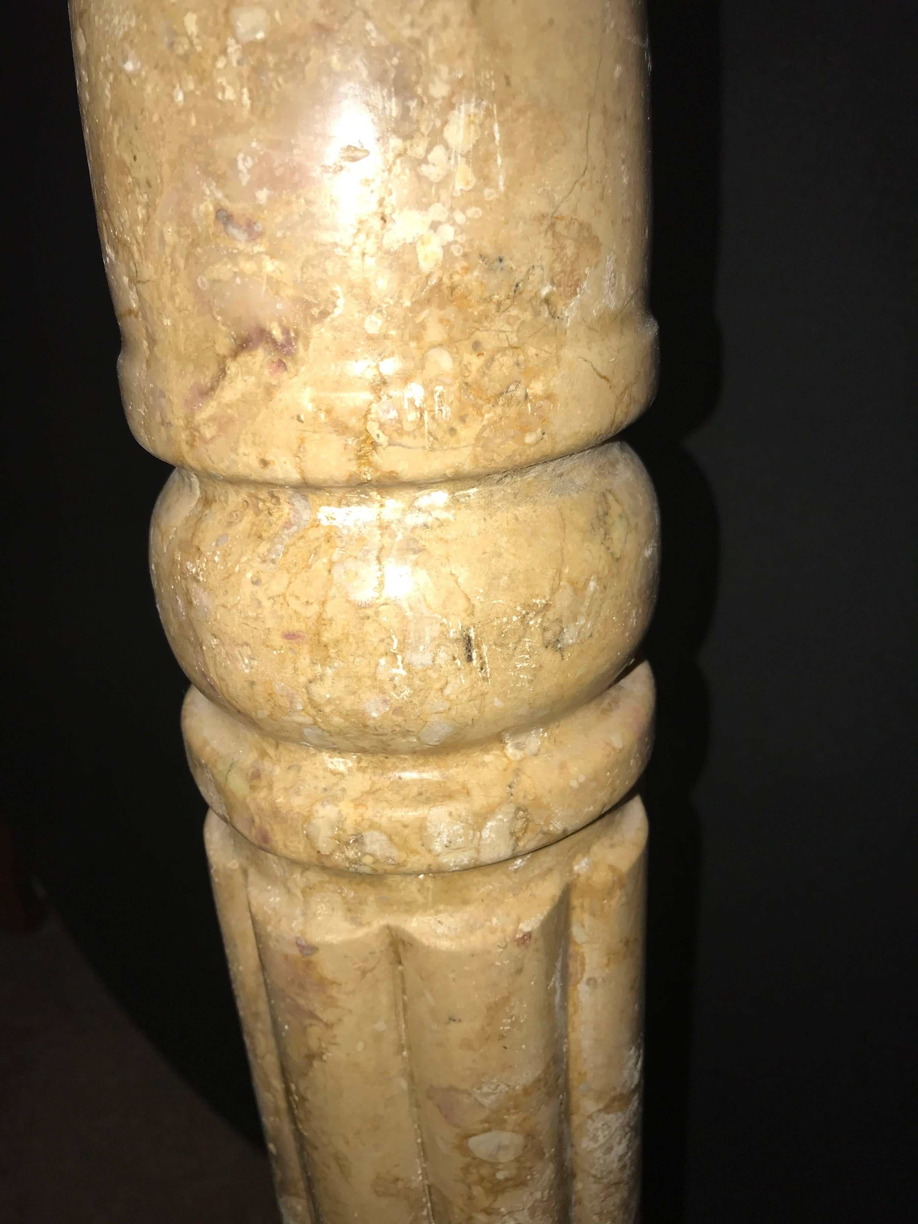 Paar antike Sockel oder Säulen aus Marmor mit Bronzebeschlägen im Angebot 1