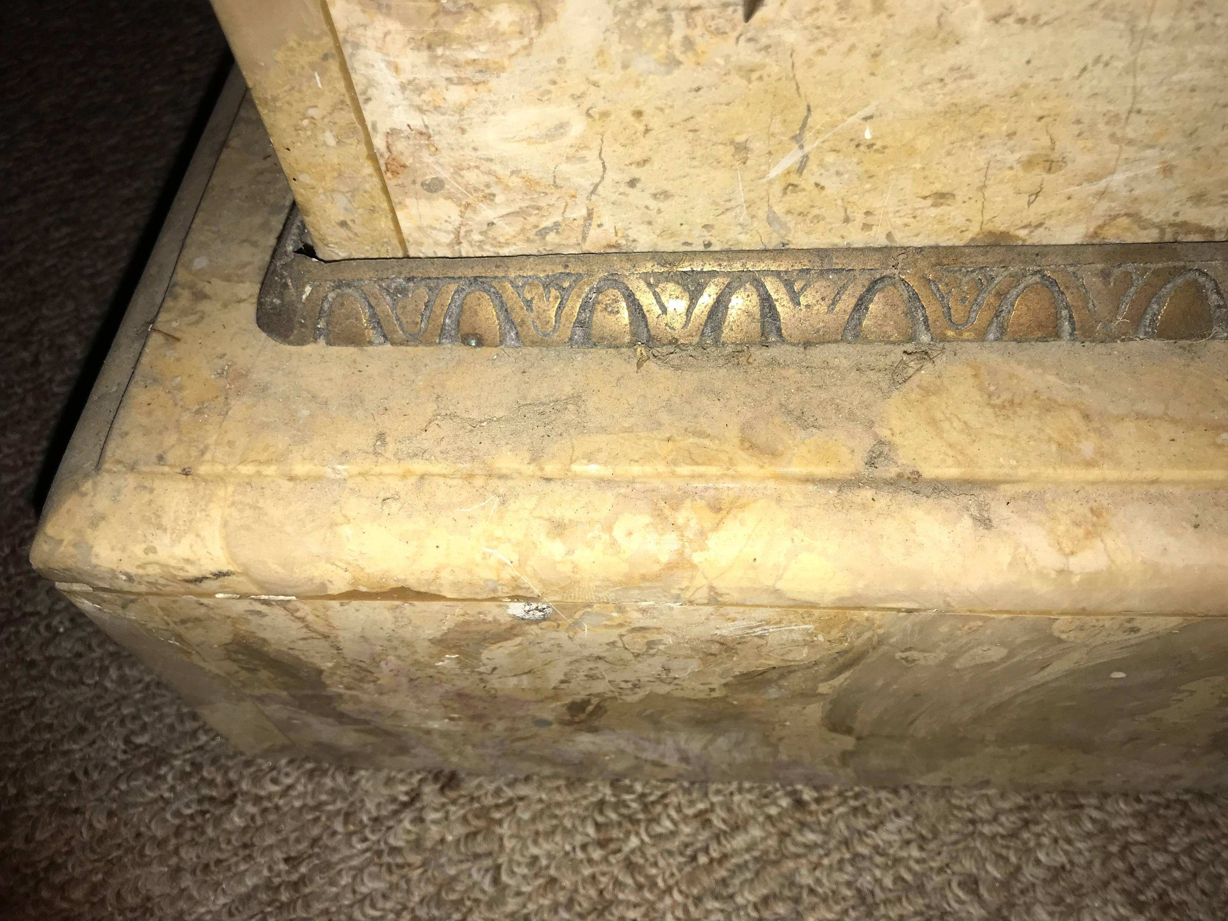 Paar antike Sockel oder Säulen aus Marmor mit Bronzebeschlägen im Angebot 3