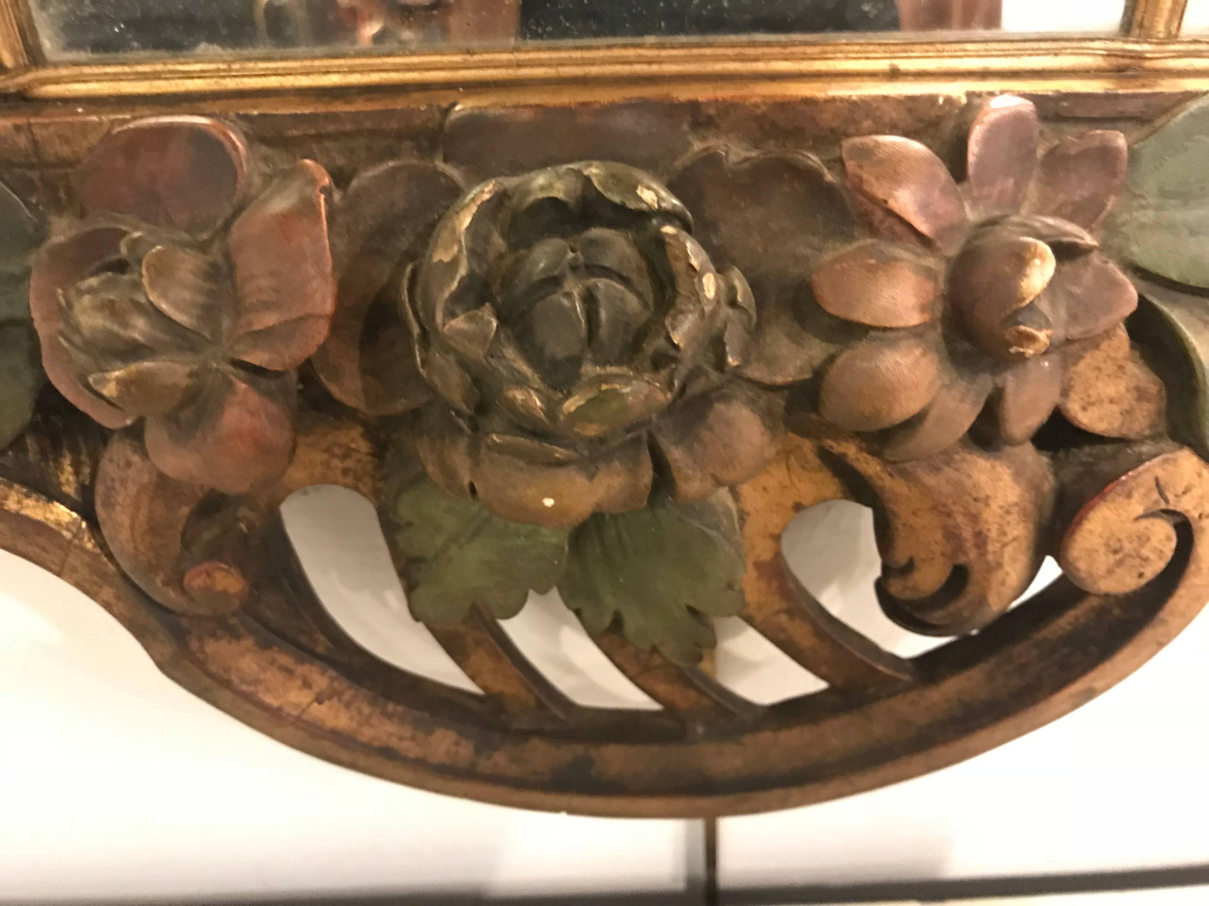 Paire de consoles murales / miroirs de style Louis XVI du 19e siècle, peut-être du début du 20e siècle. Ces miroirs sont merveilleusement sculptés et peints. Cette paire palatiale de miroirs en bois et gesso polychrome est finement décorée de fruits