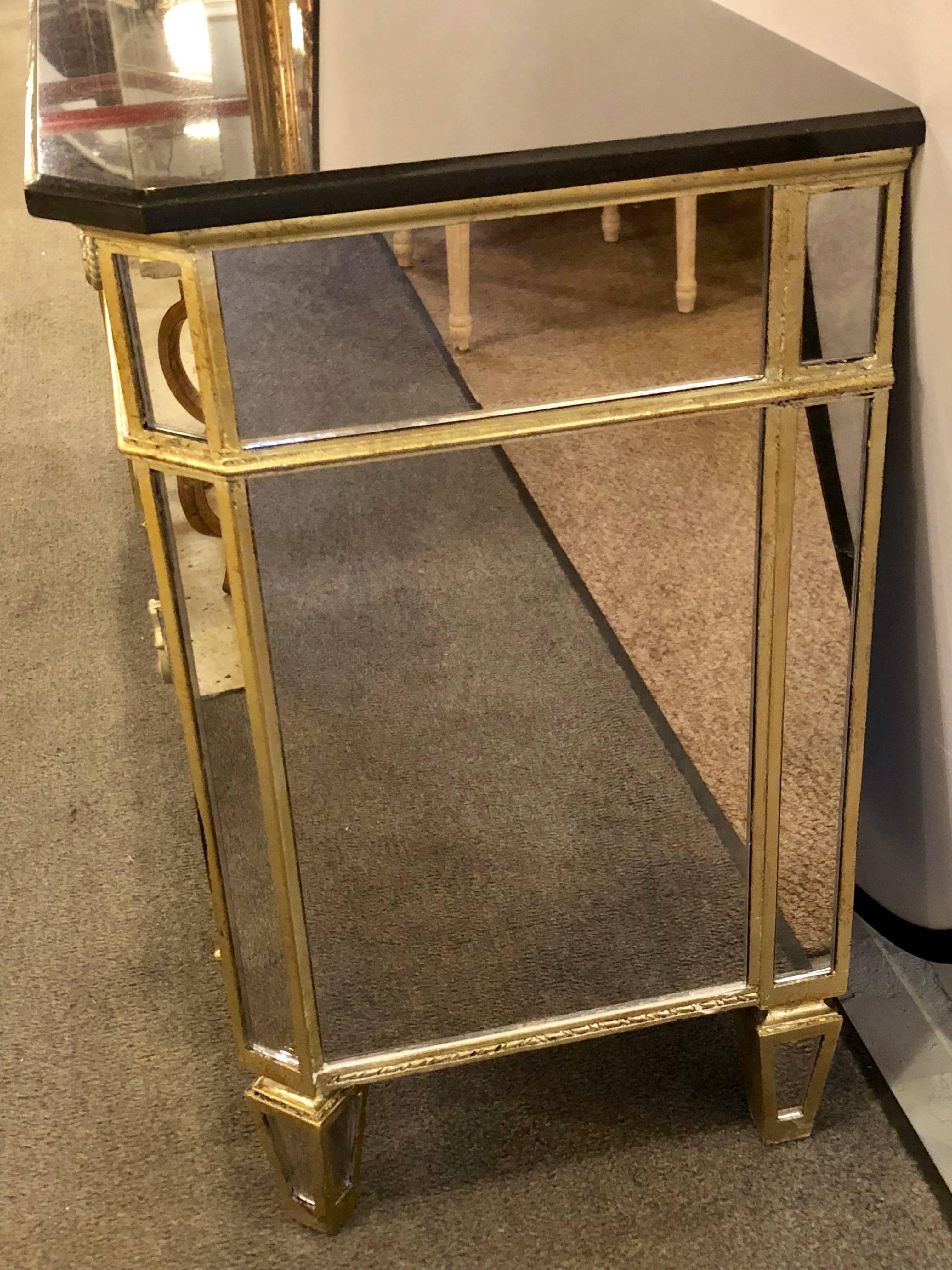 Hollywood Regency Style Pair of Mirrored Marble-Top Nightstands or End Tables In Good Condition In Stamford, CT