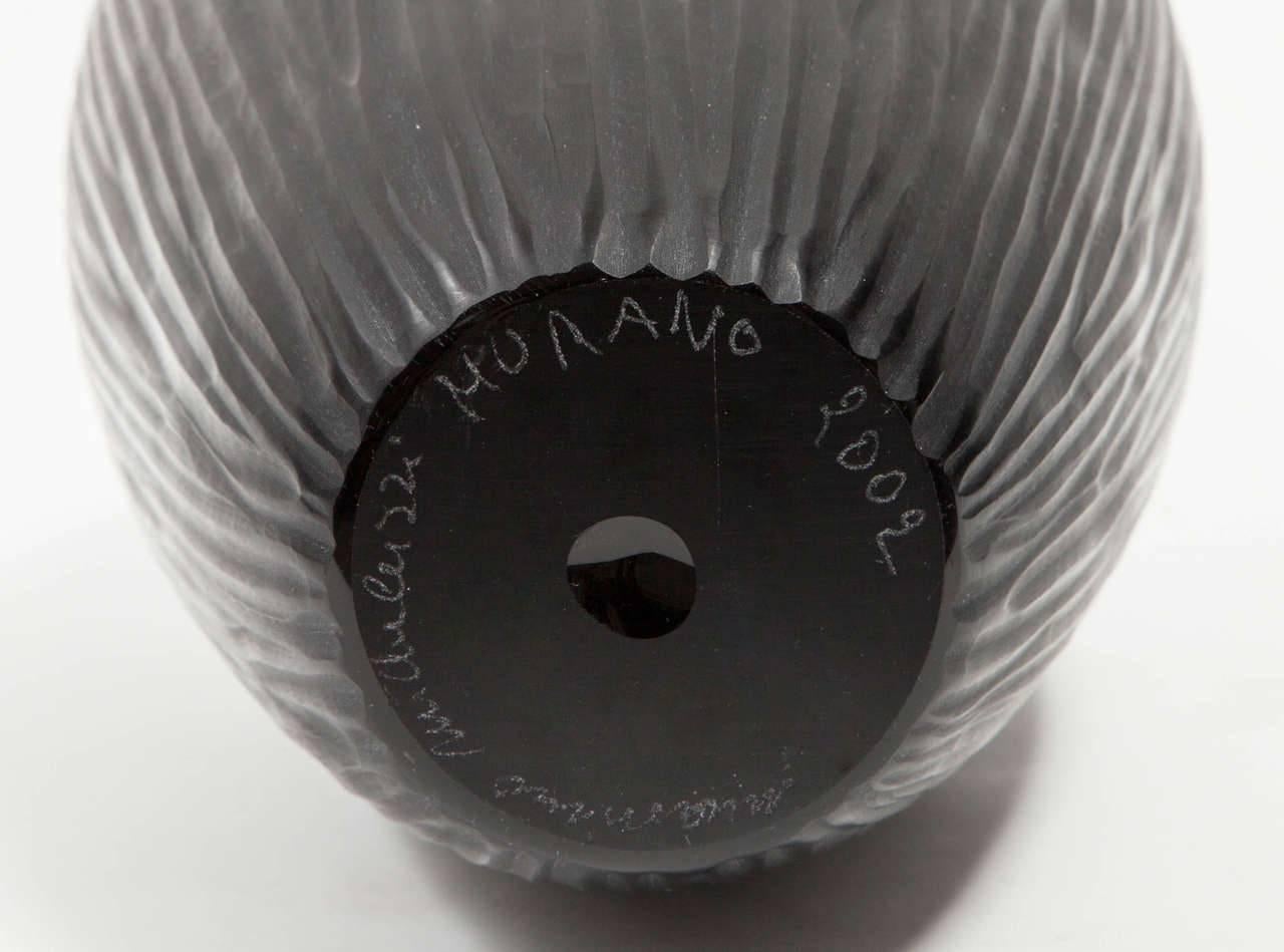 Sculpté Vase en verre noir de Murano, soufflé à la main et taillé au Battuto, Massimo Micheluzzi, 2002 en vente