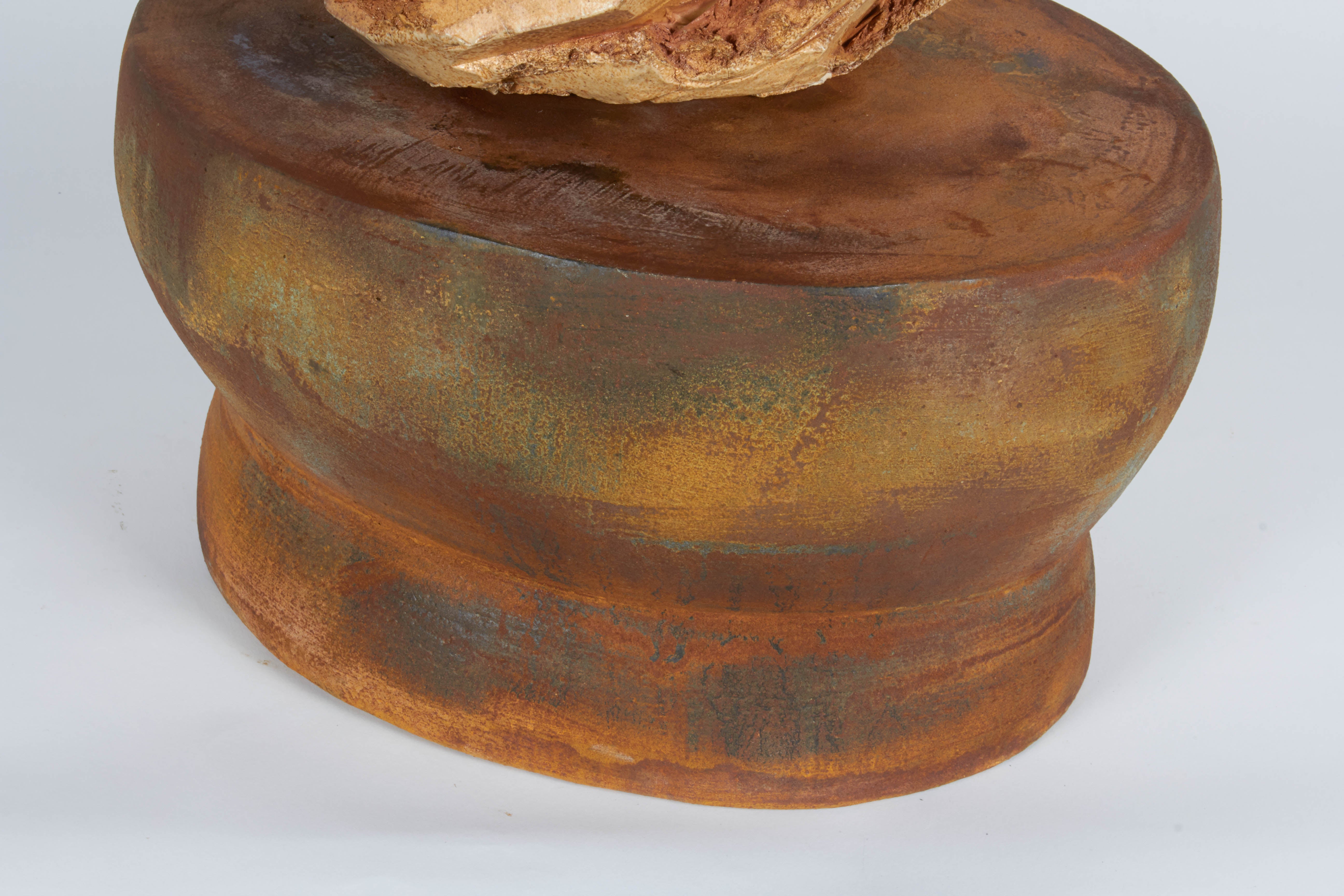 Richard A. Hirsch Ciotola da altare in ceramica con arma in vetro soffiato, 2002 In condizioni ottime in vendita a New York, NY