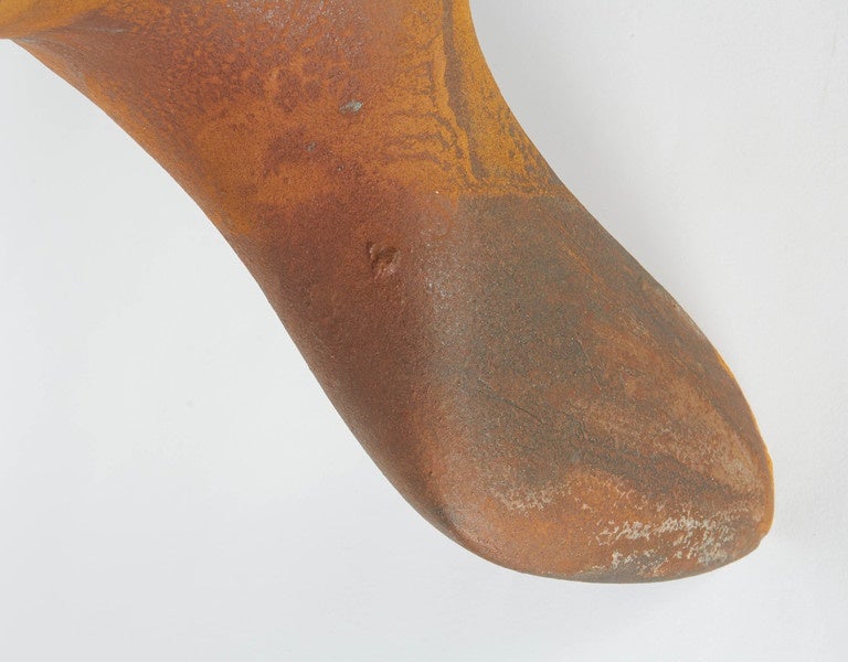 La coupe cérémoniale n° 40 de la collection Tripod Vessels de l'artiste américain contemporain Richard Hirsch est cuite au raku, construite et sculptée à la main. Signé par l'artiste, ce trépied est le fruit du mariage de quatre éléments : un