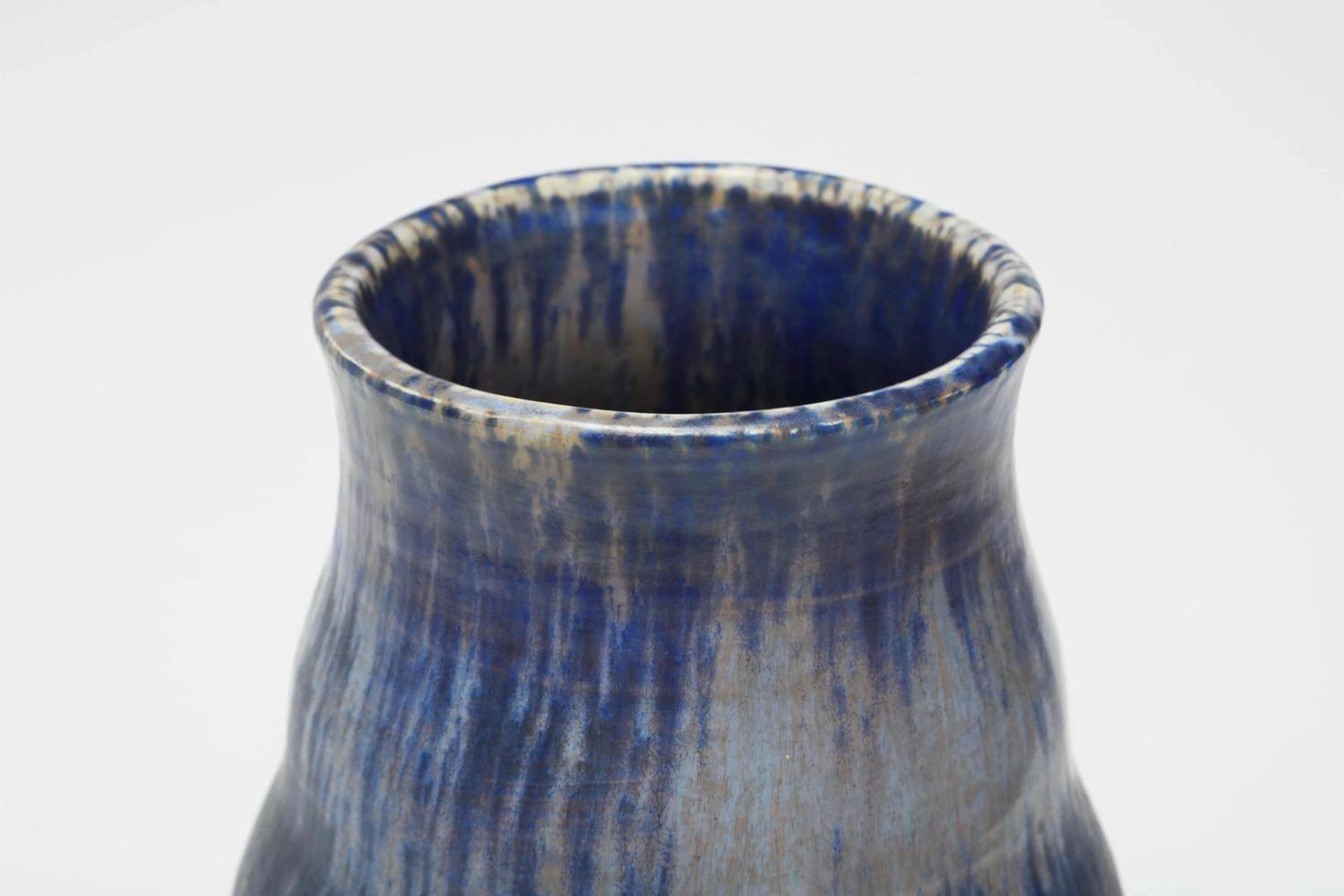 Die Keramikvase von Ruskin Pottery ist aus handgedrehtem, tropfglasiertem Steinzeug hergestellt. Eingedruckte Signatur und Datum auf der Unterseite: [Ruskin England 1927].

Über das Studio:
