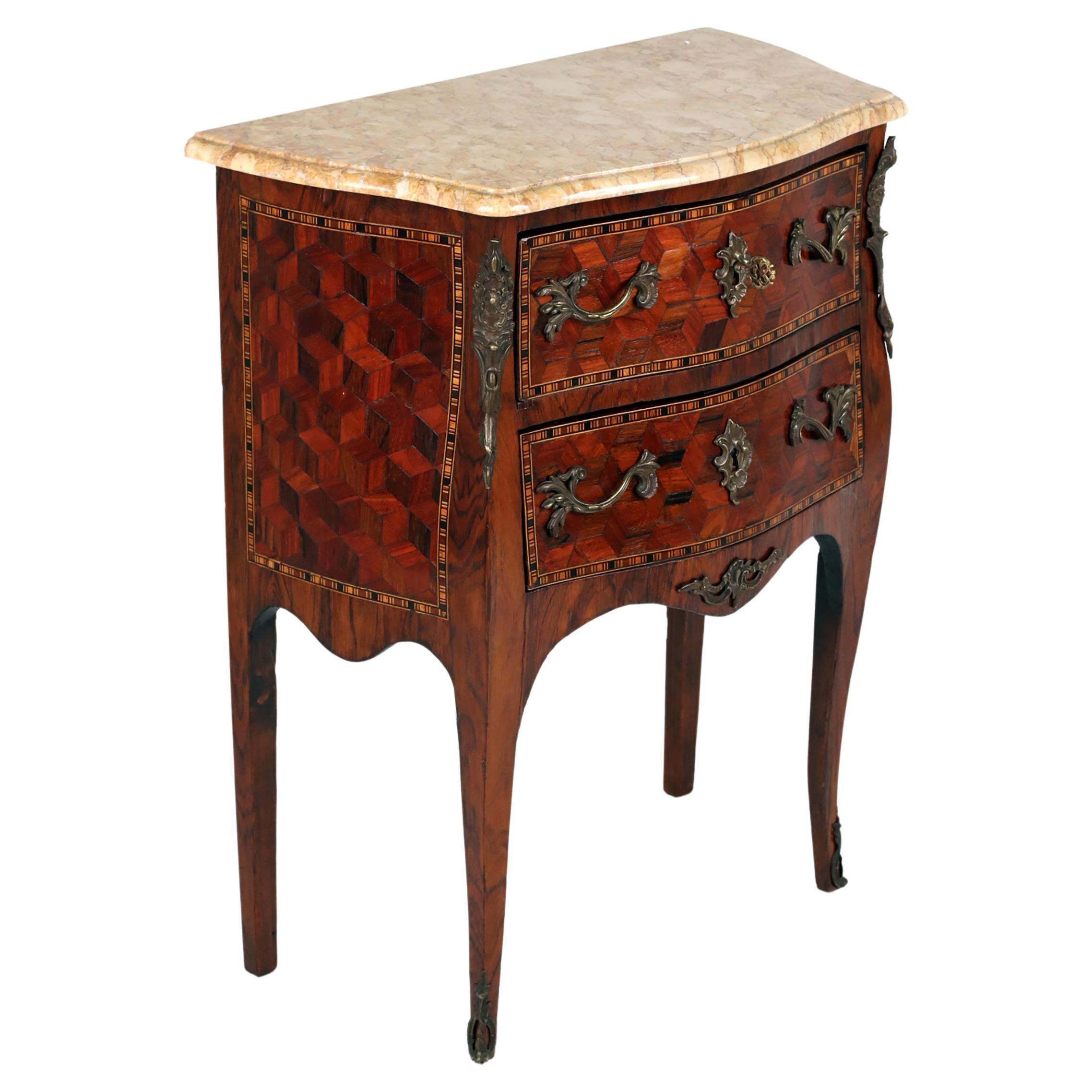 Cassettiera, fine XVIII secolo, stile Luigi XVI, Francia

Spettacolare commode francese della fine del XIX secolo, con piano in marmo e fronte a bombe, con splendide decorazioni in parquet intarsiato sul davanti e sui lati. La commode ha maniglie e