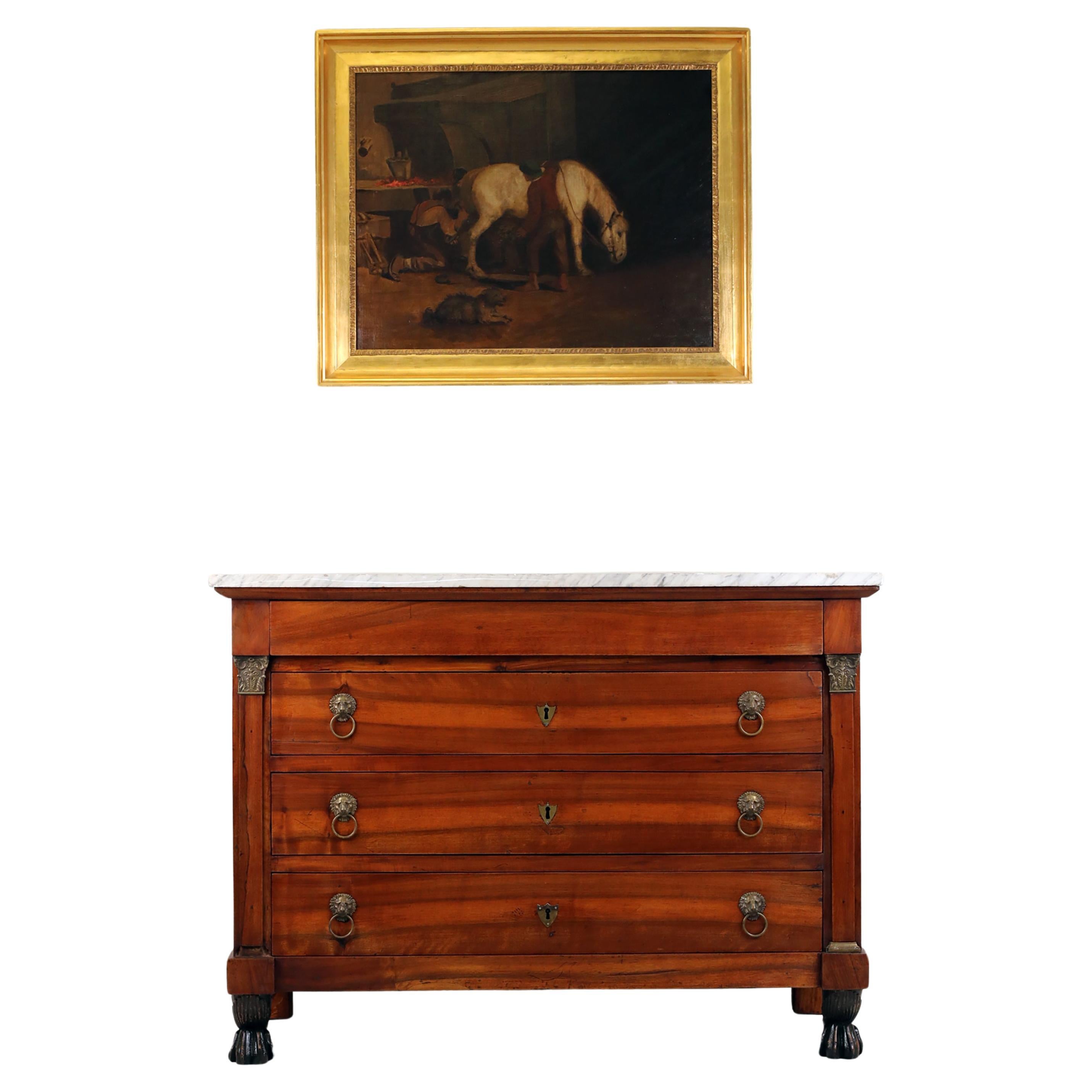 Cassettiera Impero con marmo bianco sul piano,
Francia, ca. 1830

Spettacolare commode con marmo bianco originale sul piano e gambe impero originali. Frontale dei cassetti e lati del corpo in noce massiccio. Pilastri con basi e capitelli in ottone.