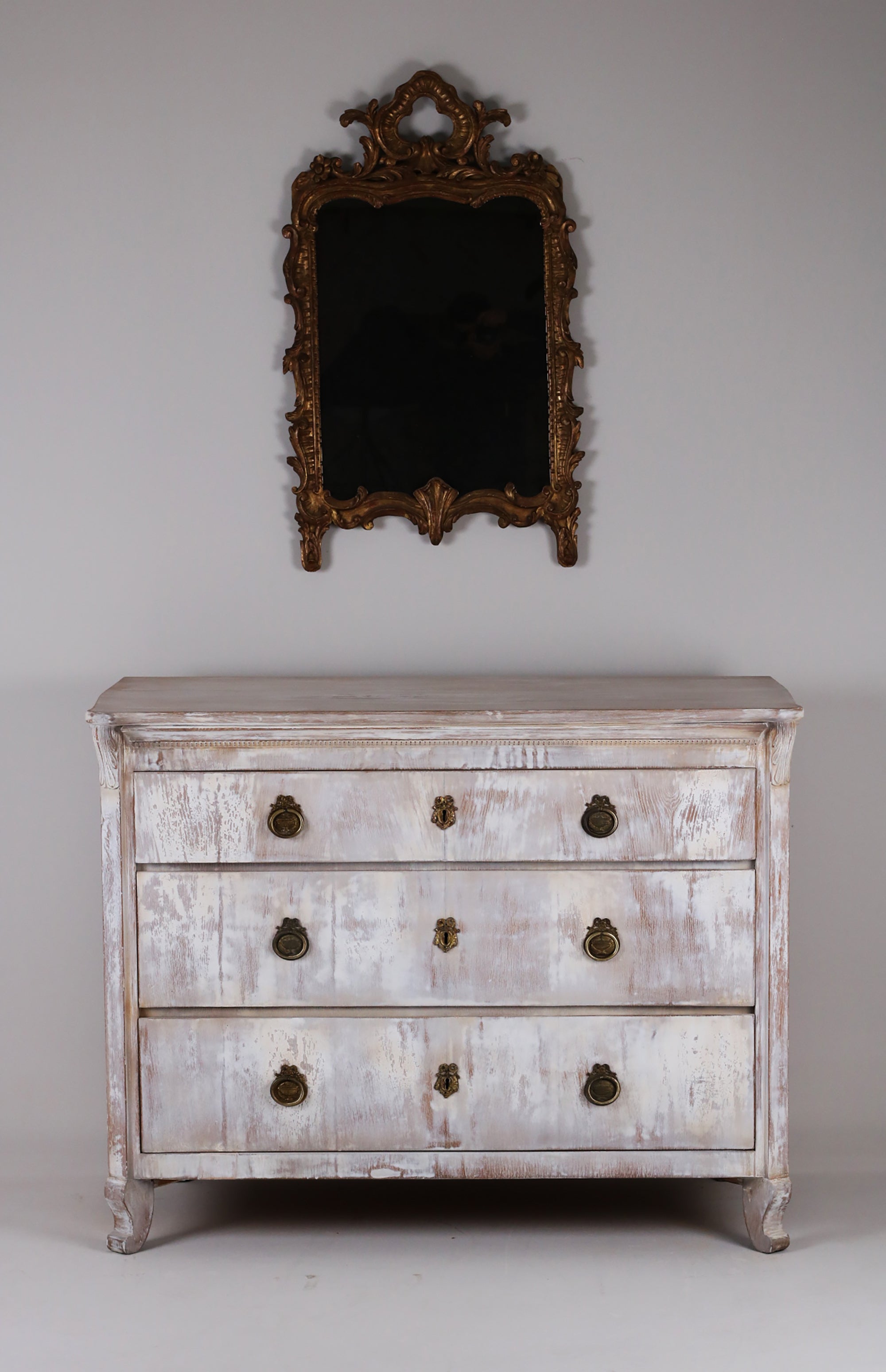 Grande commode de style gustavien du 19e siècle