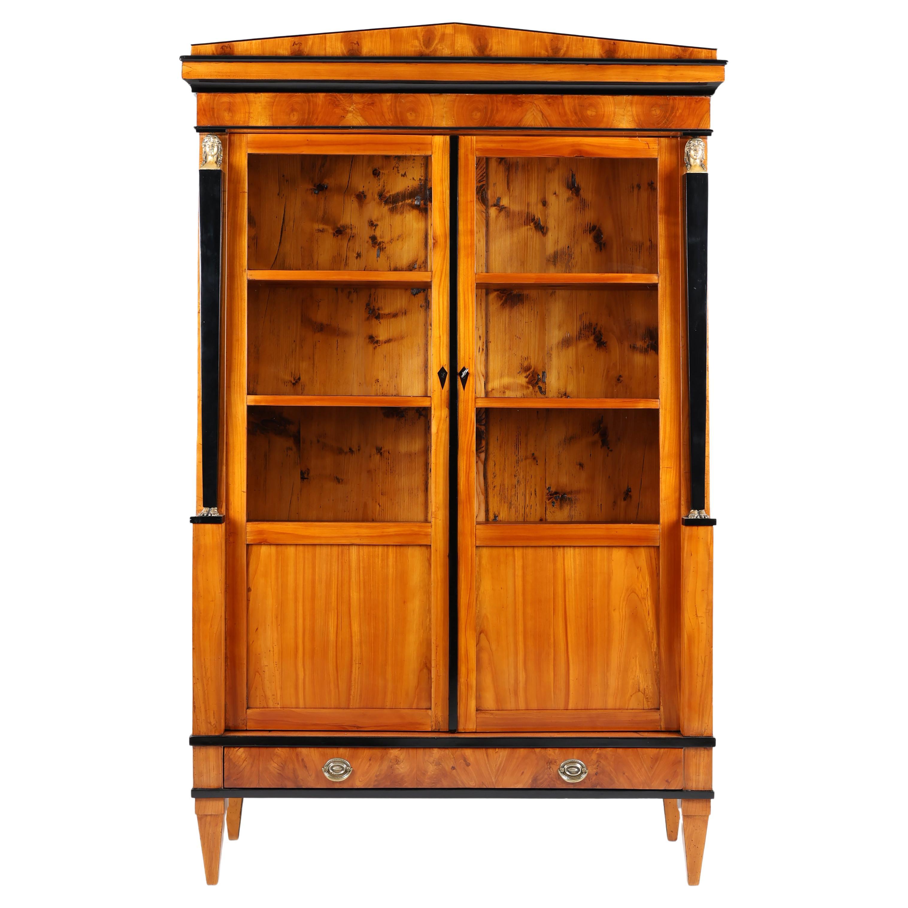 Biedermeier-Vitrine des 19. Jahrhunderts