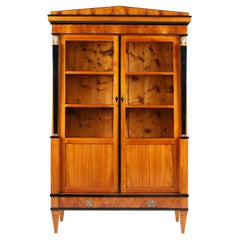 Biedermeier-Vitrine des 19. Jahrhunderts